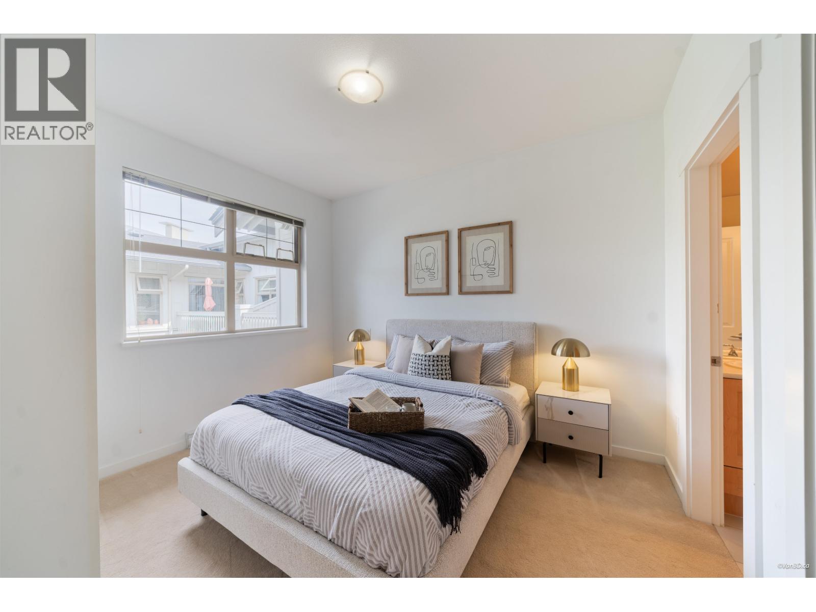404 4883 MACLURE MEWS