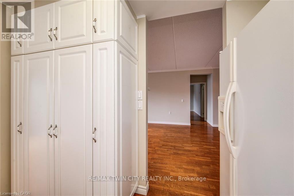 #507 405 ERB STREET W - 18