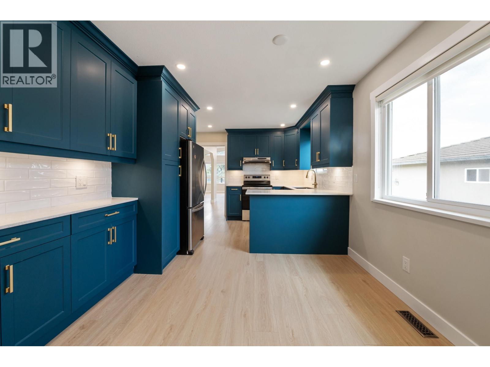 5444 MANOR STREET — photo 2