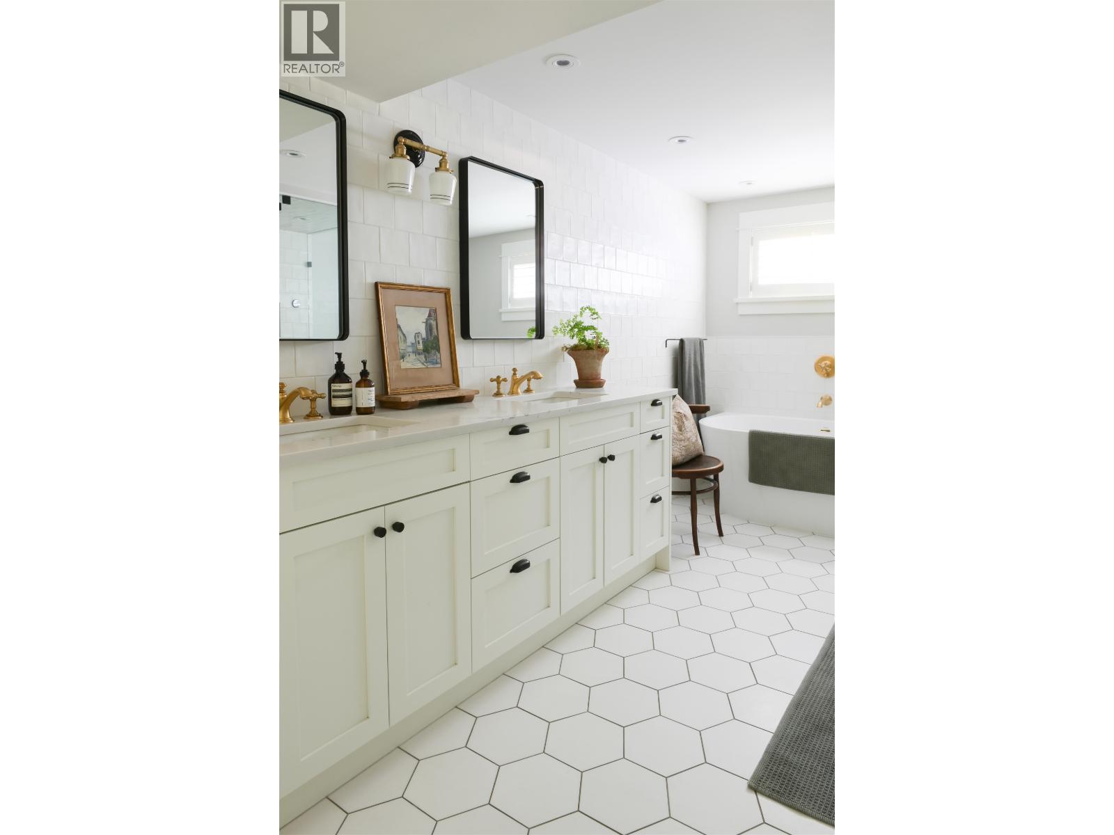 1383 W 23RD STREET, North Vancouver