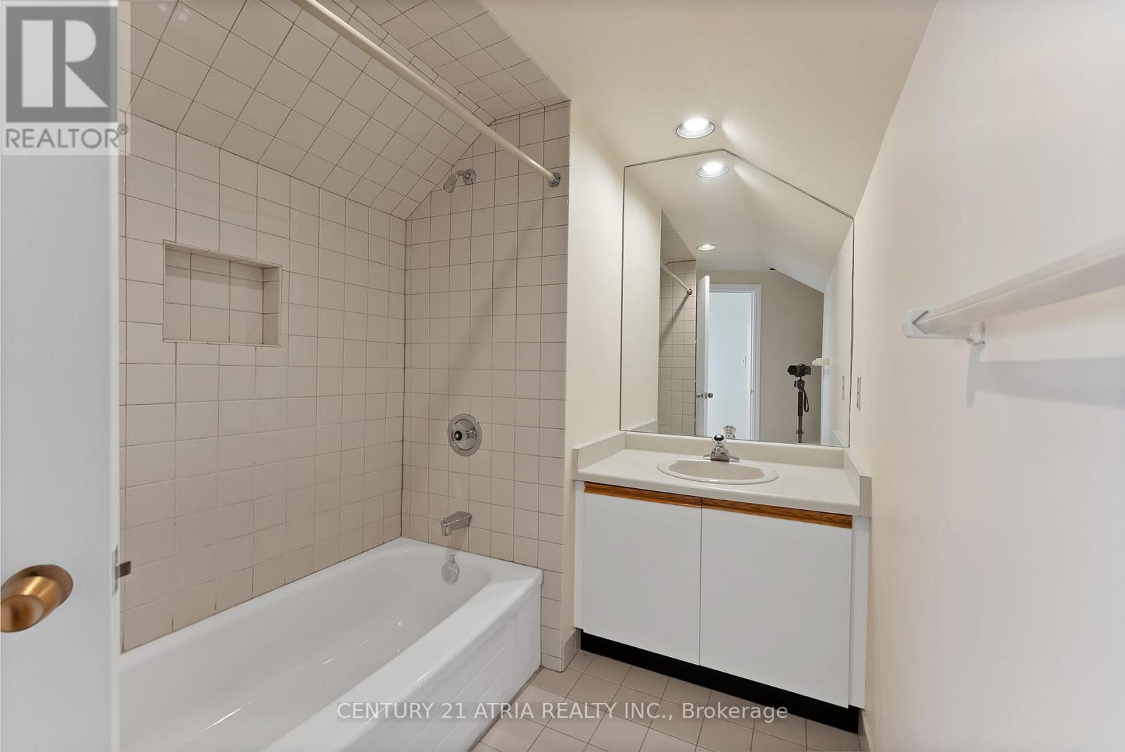 5 HILL CRESCENT - 22