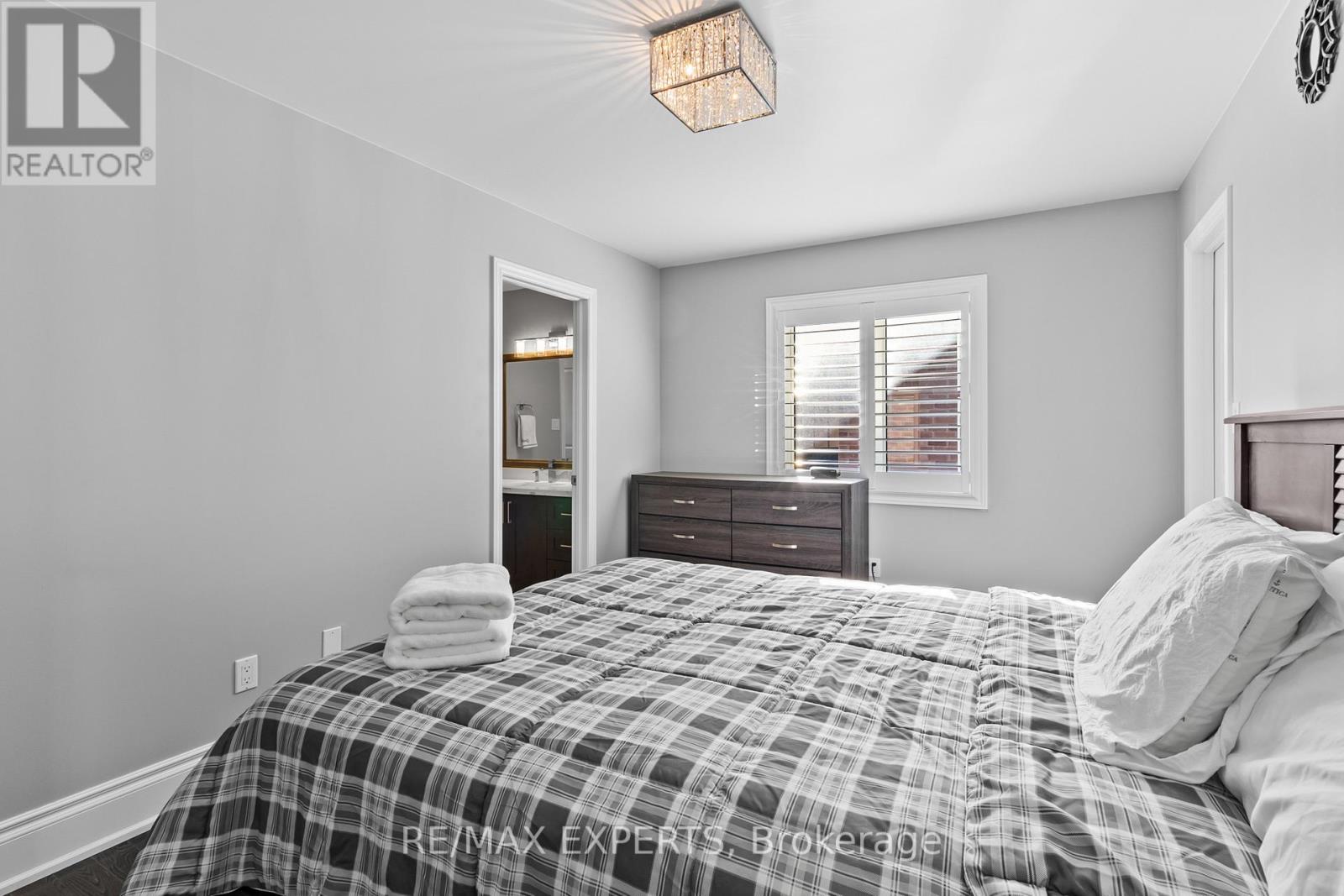 22 TRAVERS GATE - 25