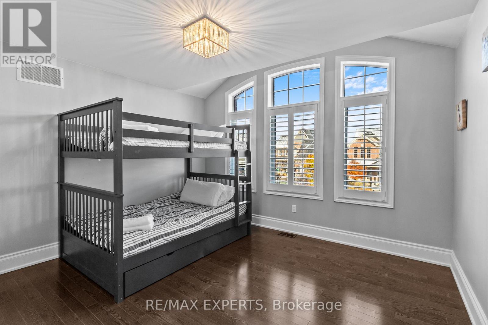 22 TRAVERS GATE - 16