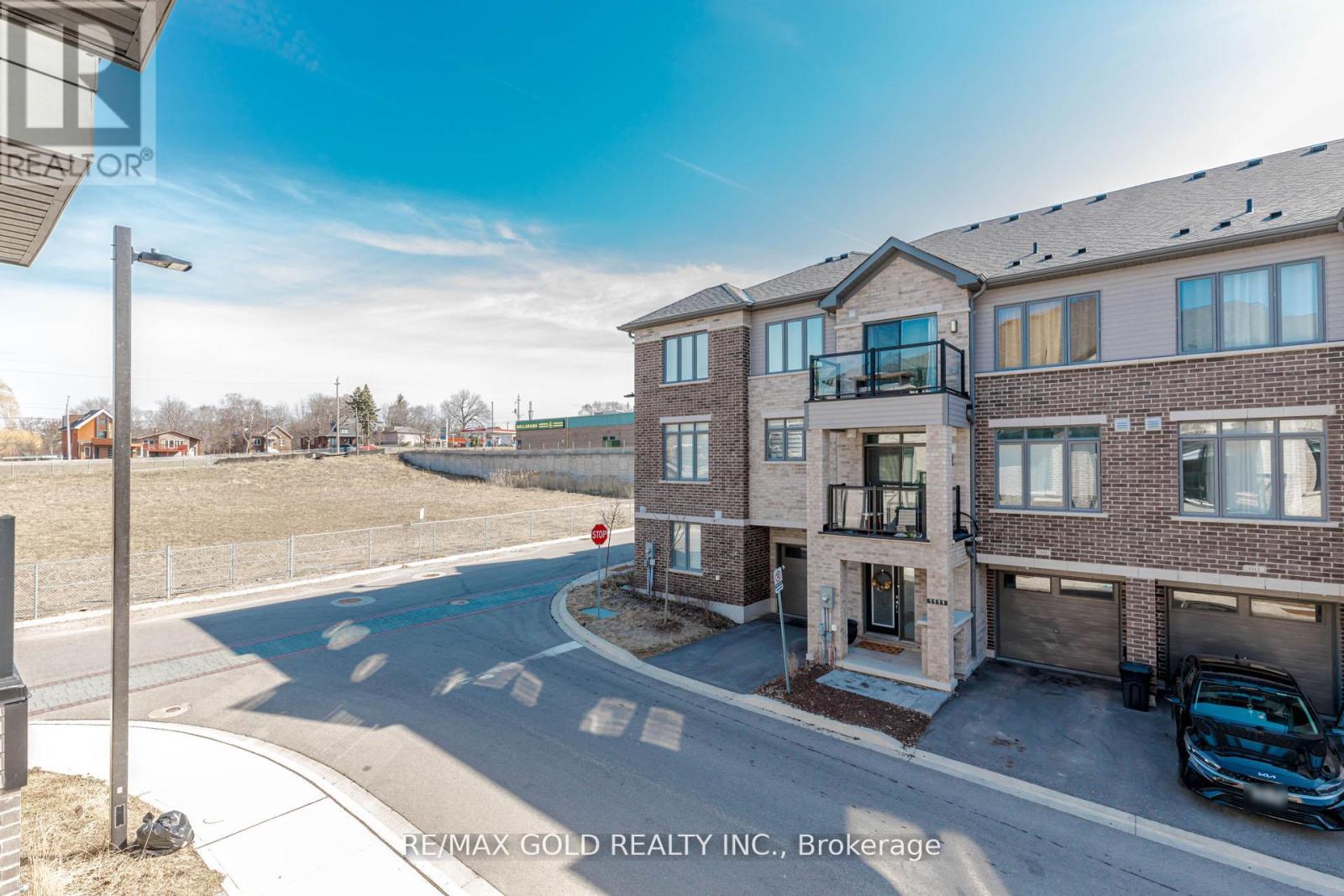 #1007 585 COLBORNE STREET E - 32