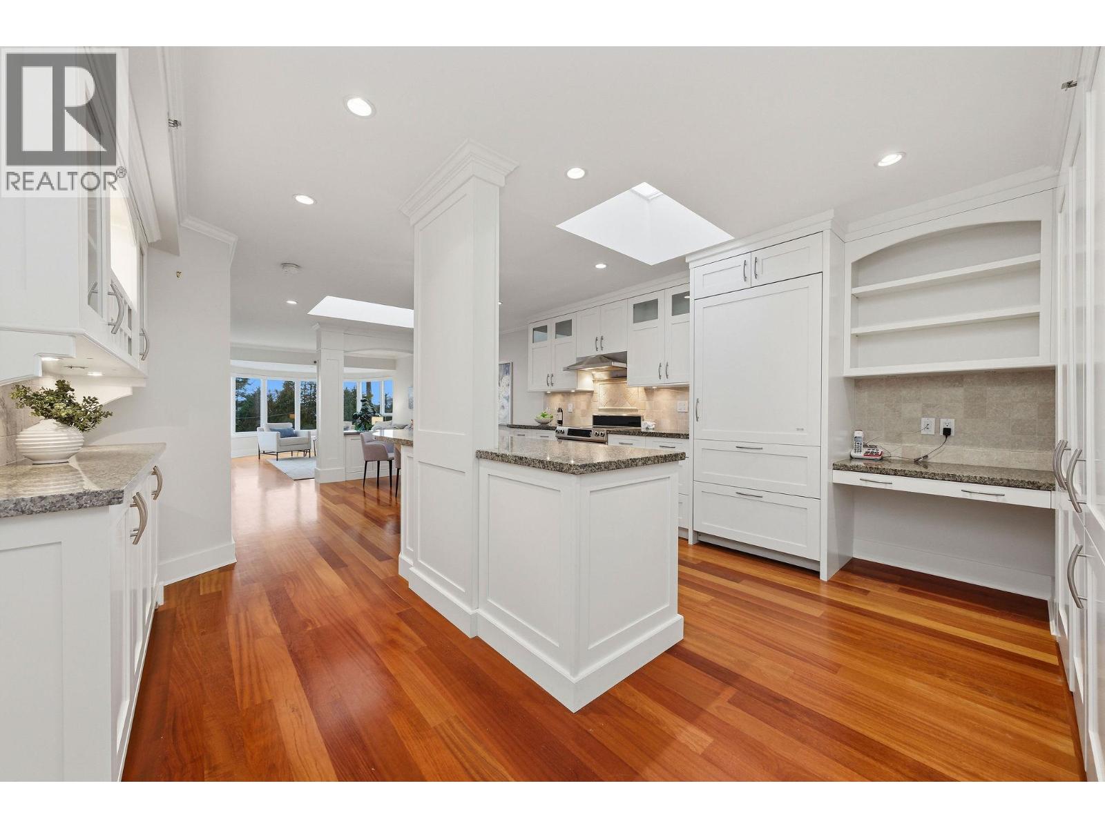 302 2455 BELLEVUE AVENUE, West Vancouver