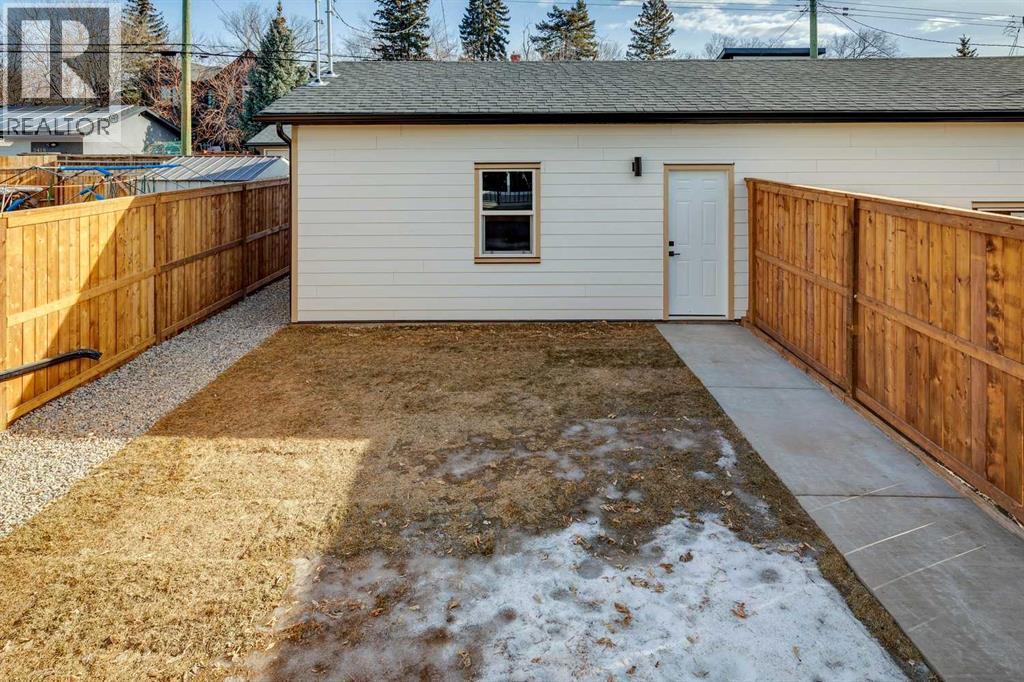 2426 27 Street SW - 35