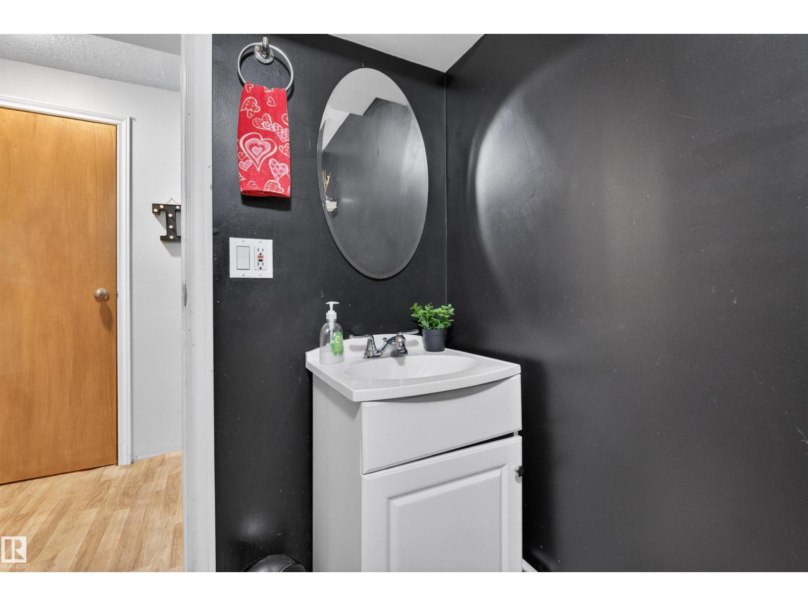 6402 106 ST NW NW - 20