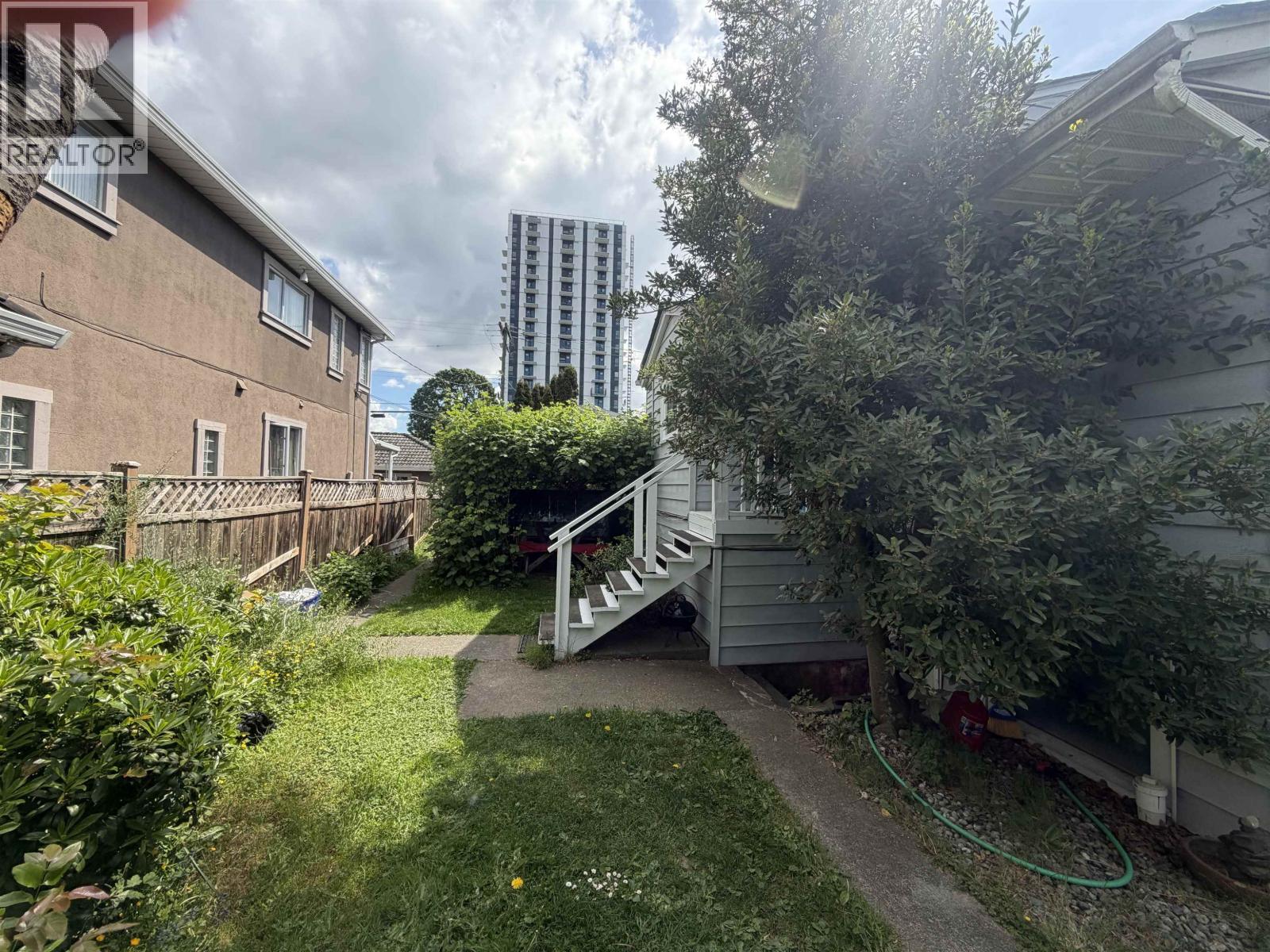 495 W 39TH AVENUE — photo 2