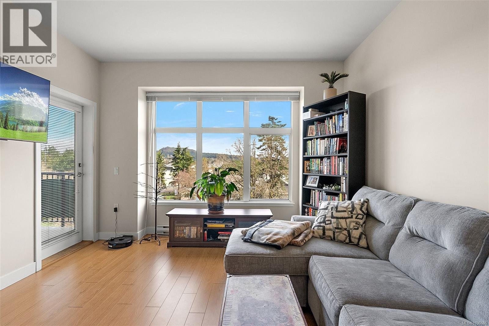 405 4040 Borden Street, Saanich