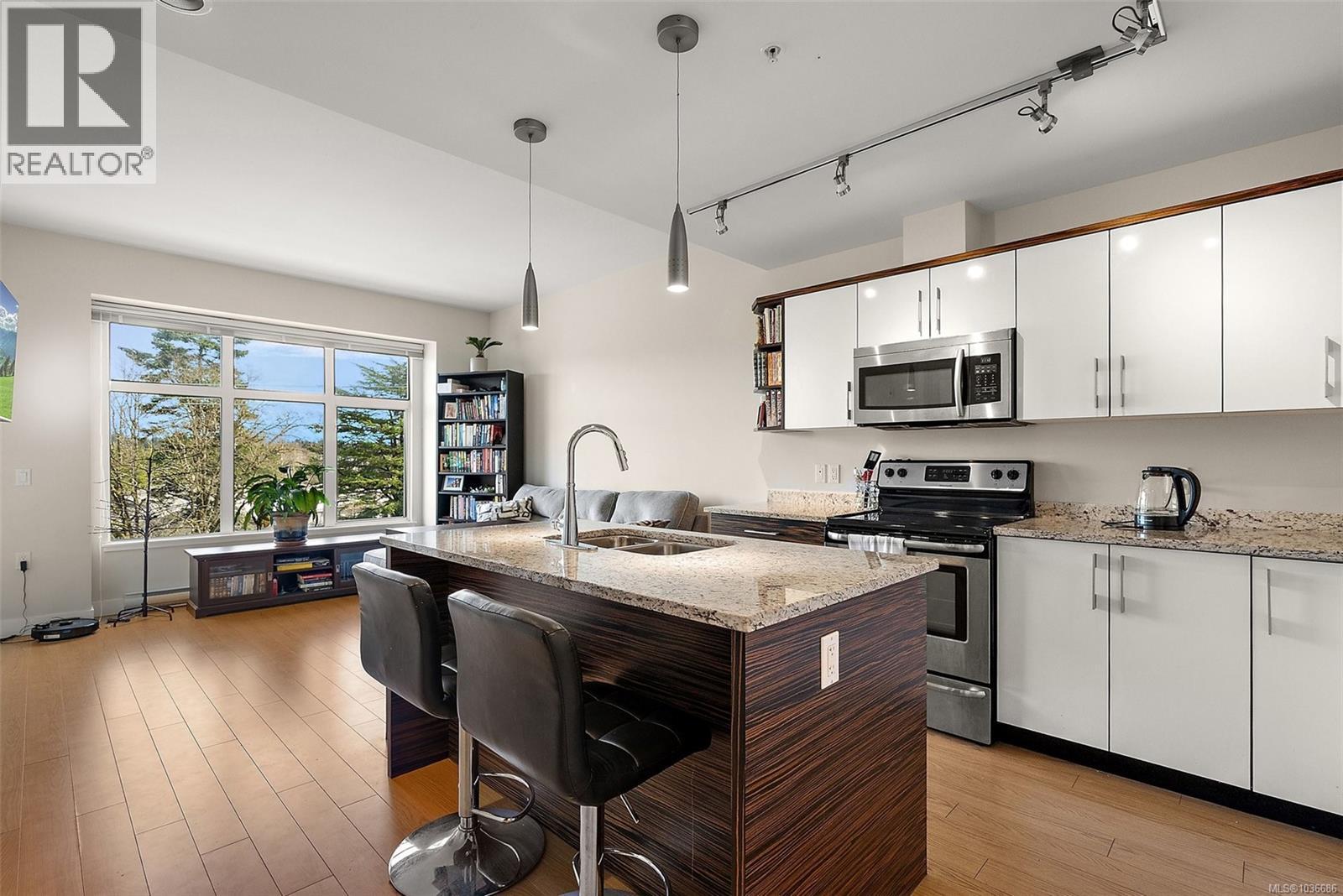 405 4040 Borden Street, Saanich