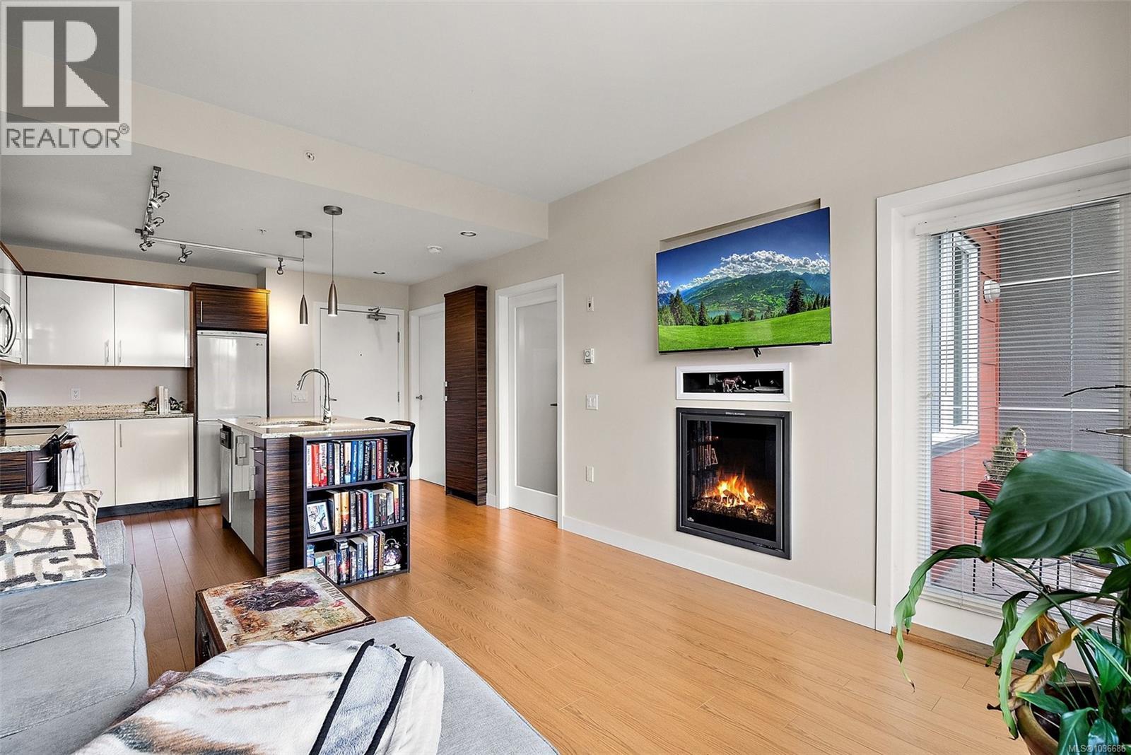 405 4040 Borden Street, Saanich