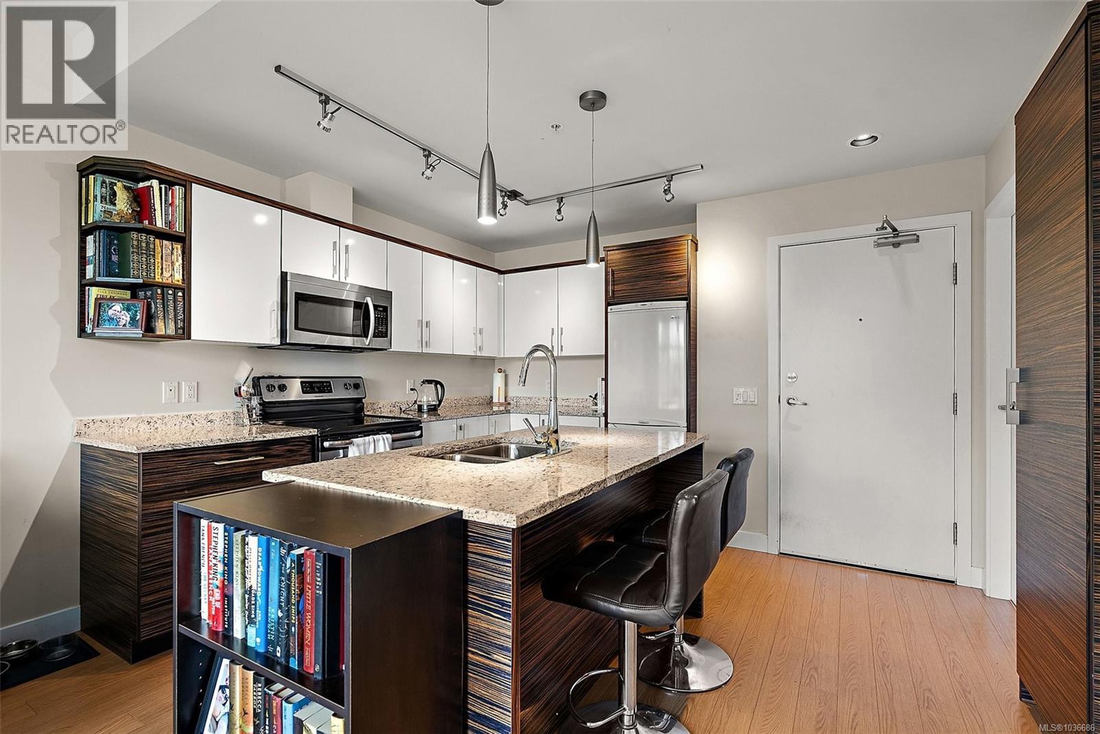 405 4040 Borden Street, Saanich