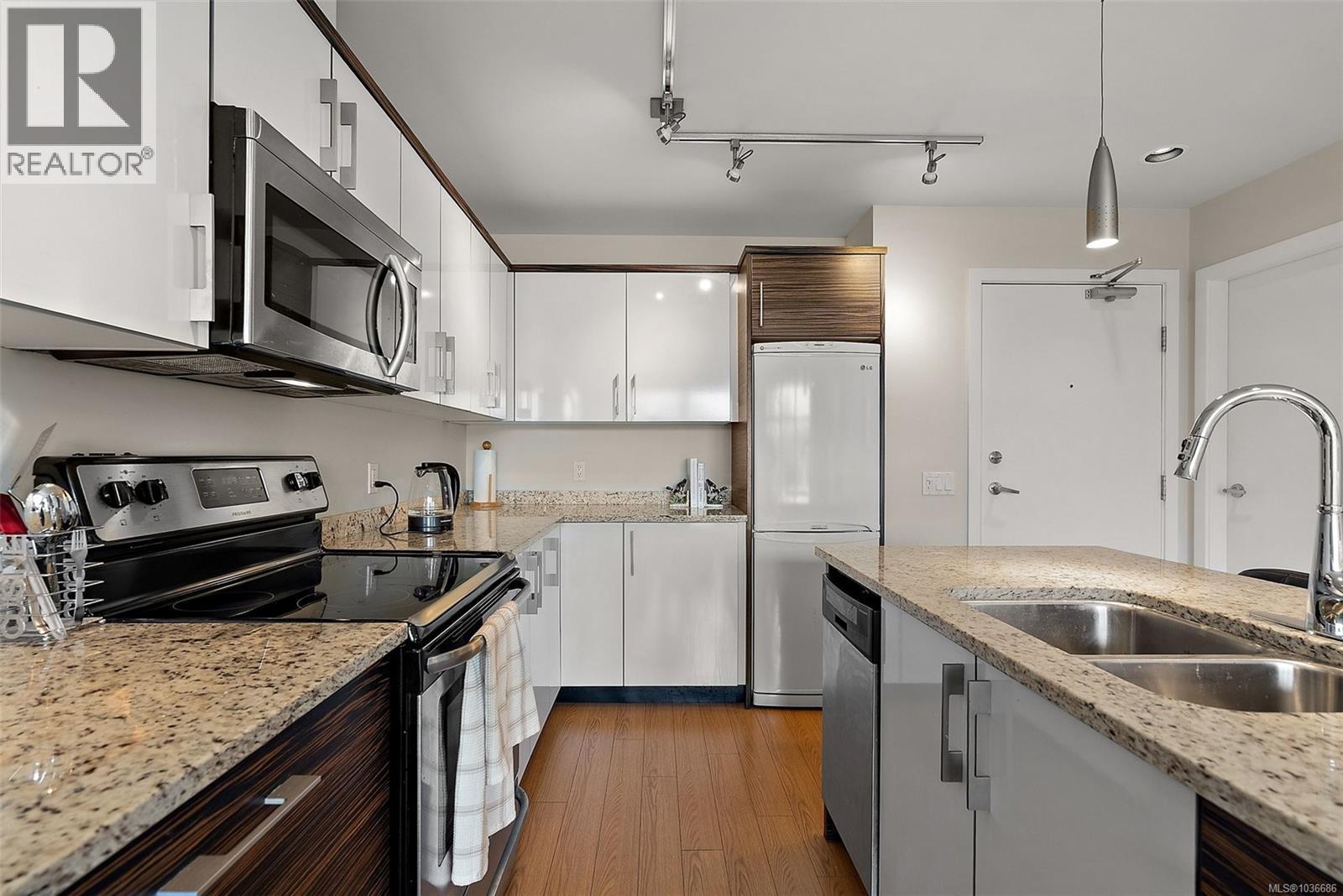 405 4040 Borden Street, Saanich