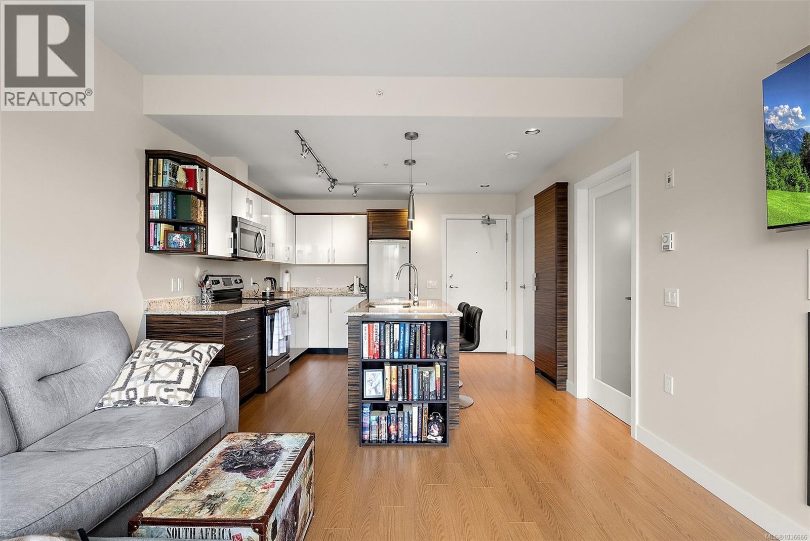 405 4040 Borden Street, Saanich