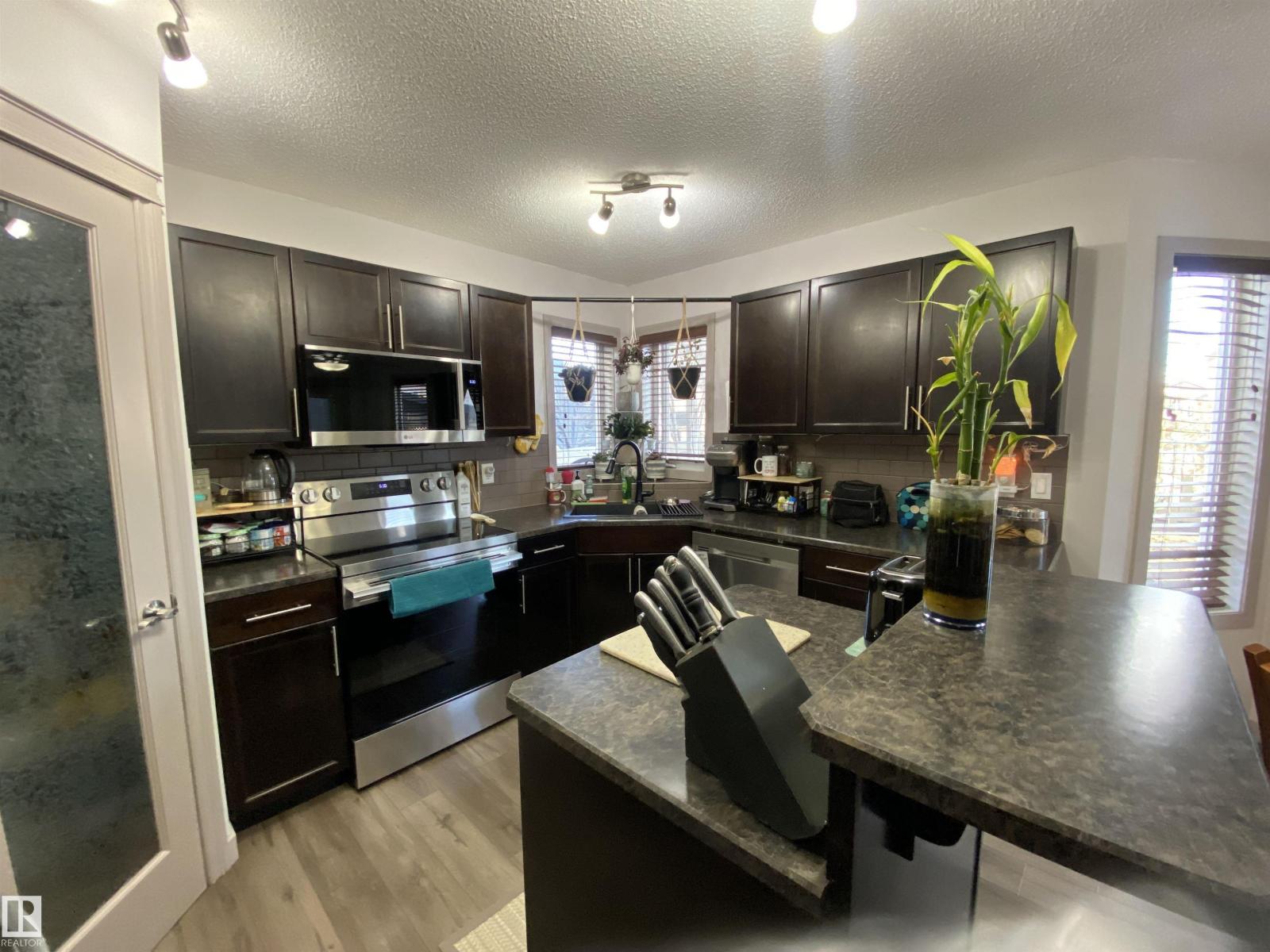 1151 37 AV NW NW, Edmonton