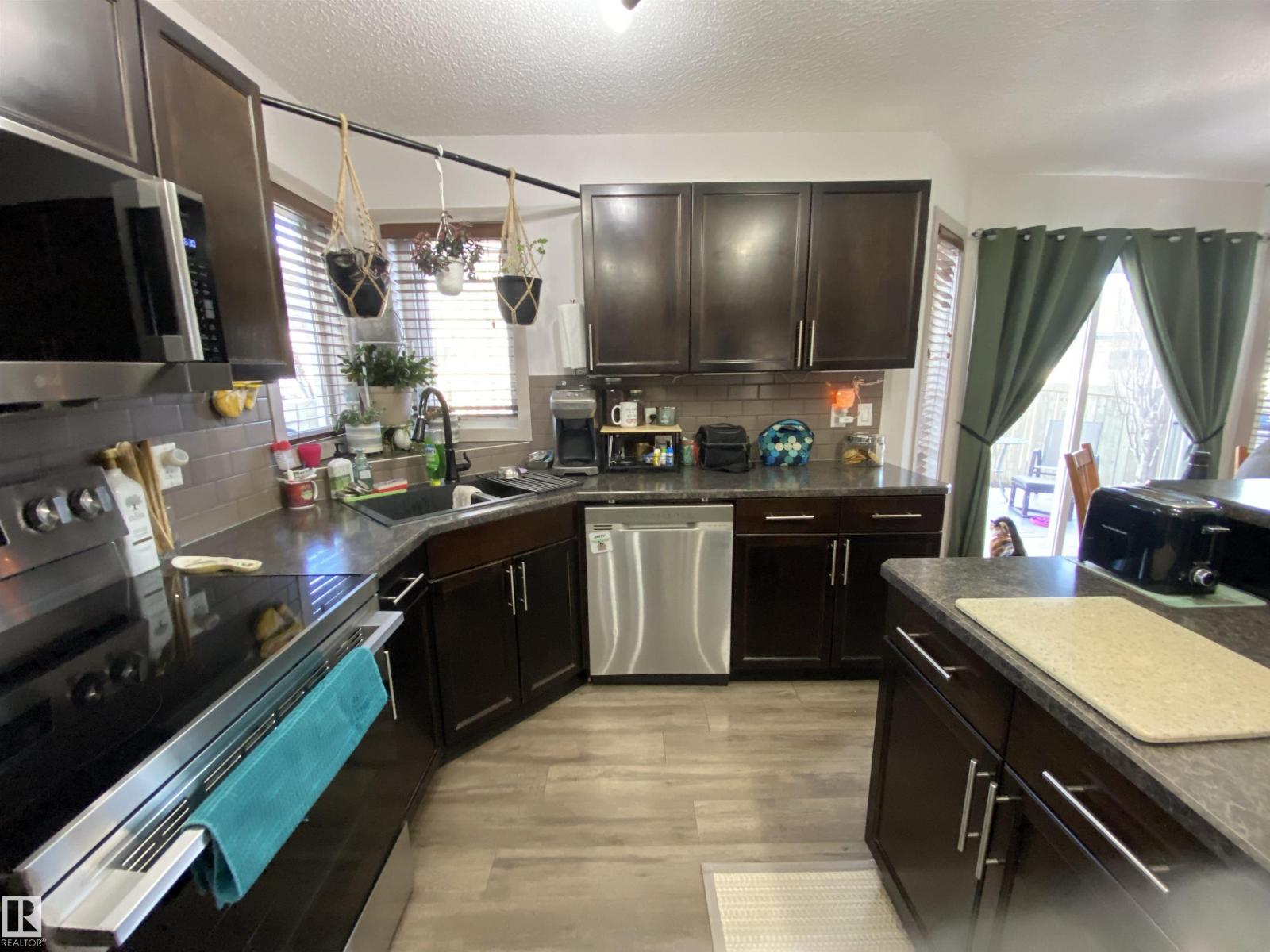 1151 37 AV NW NW, Edmonton