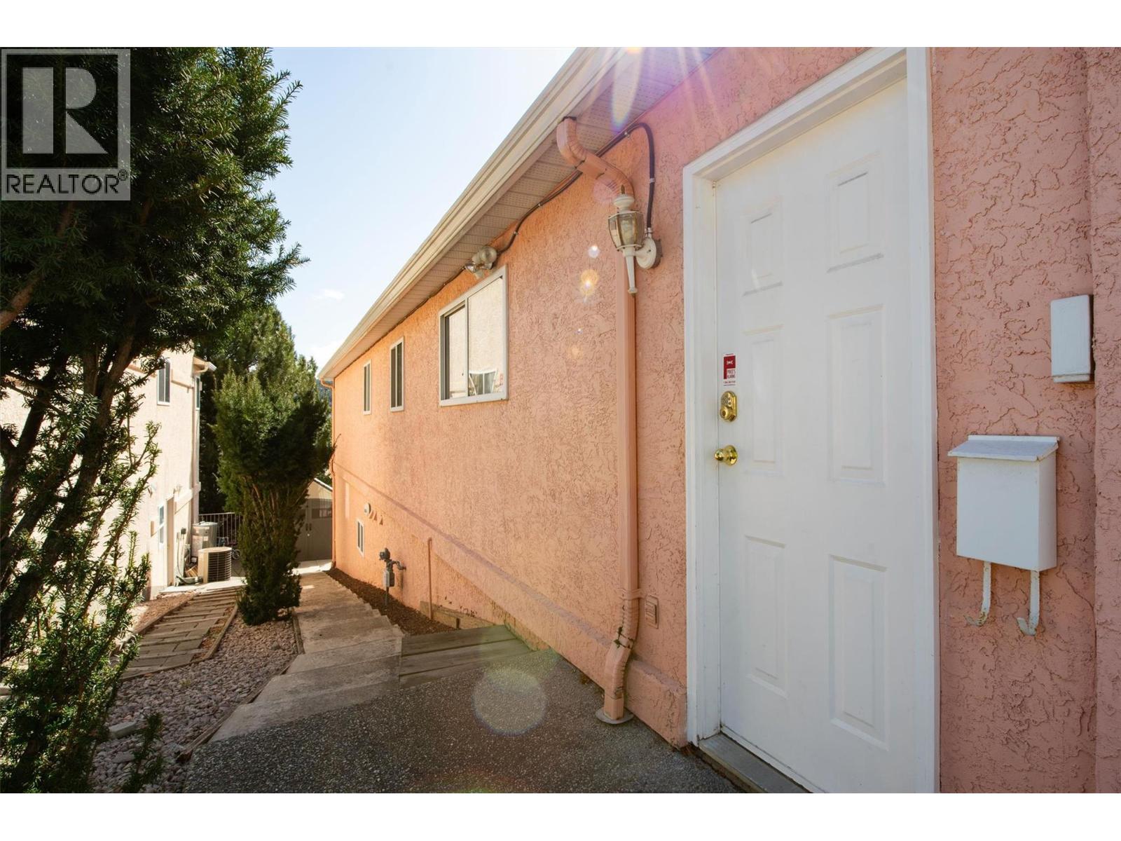  573 Spruceview Place North, Kelowna