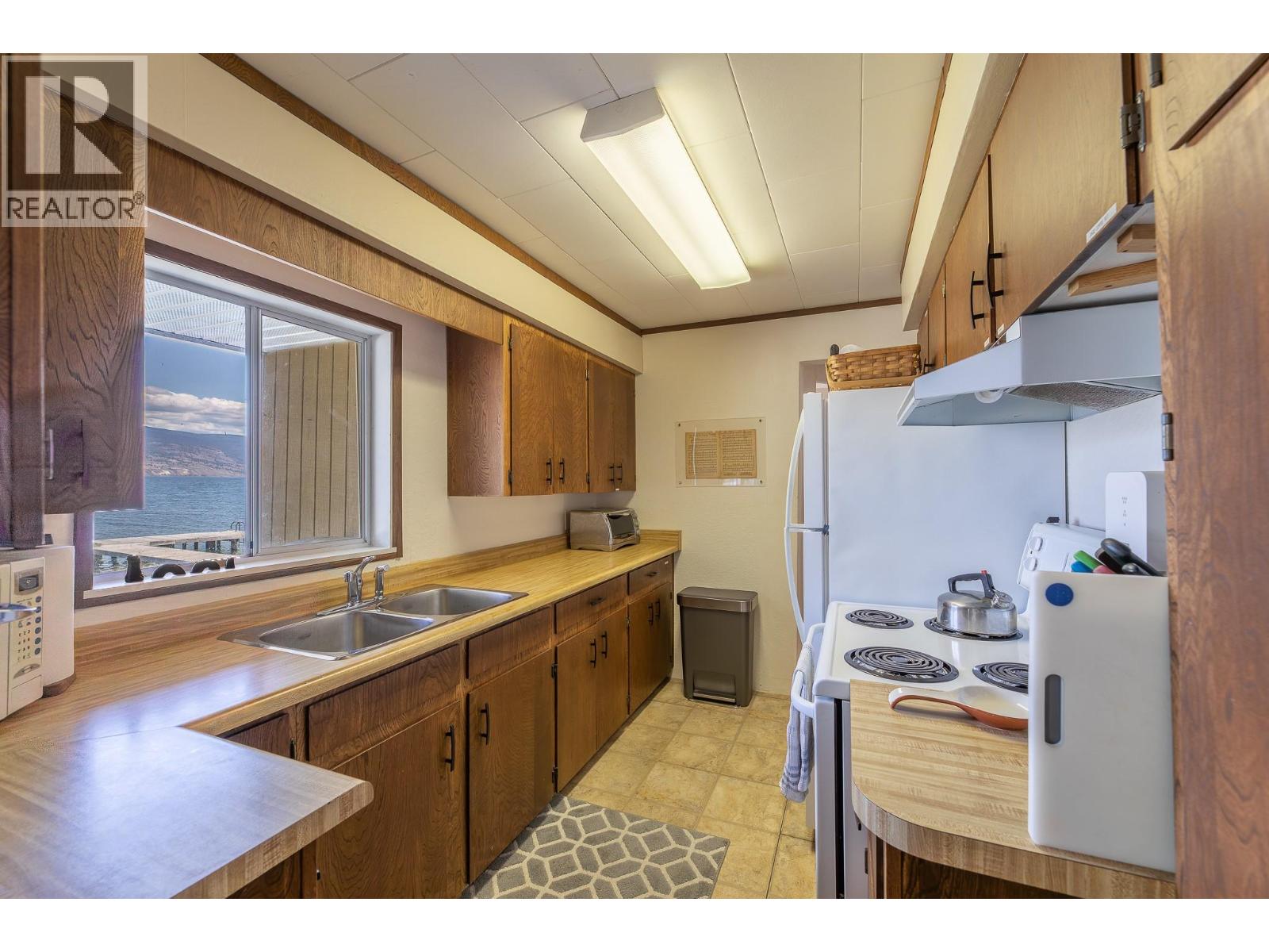 475 North Beach Road, Summerland