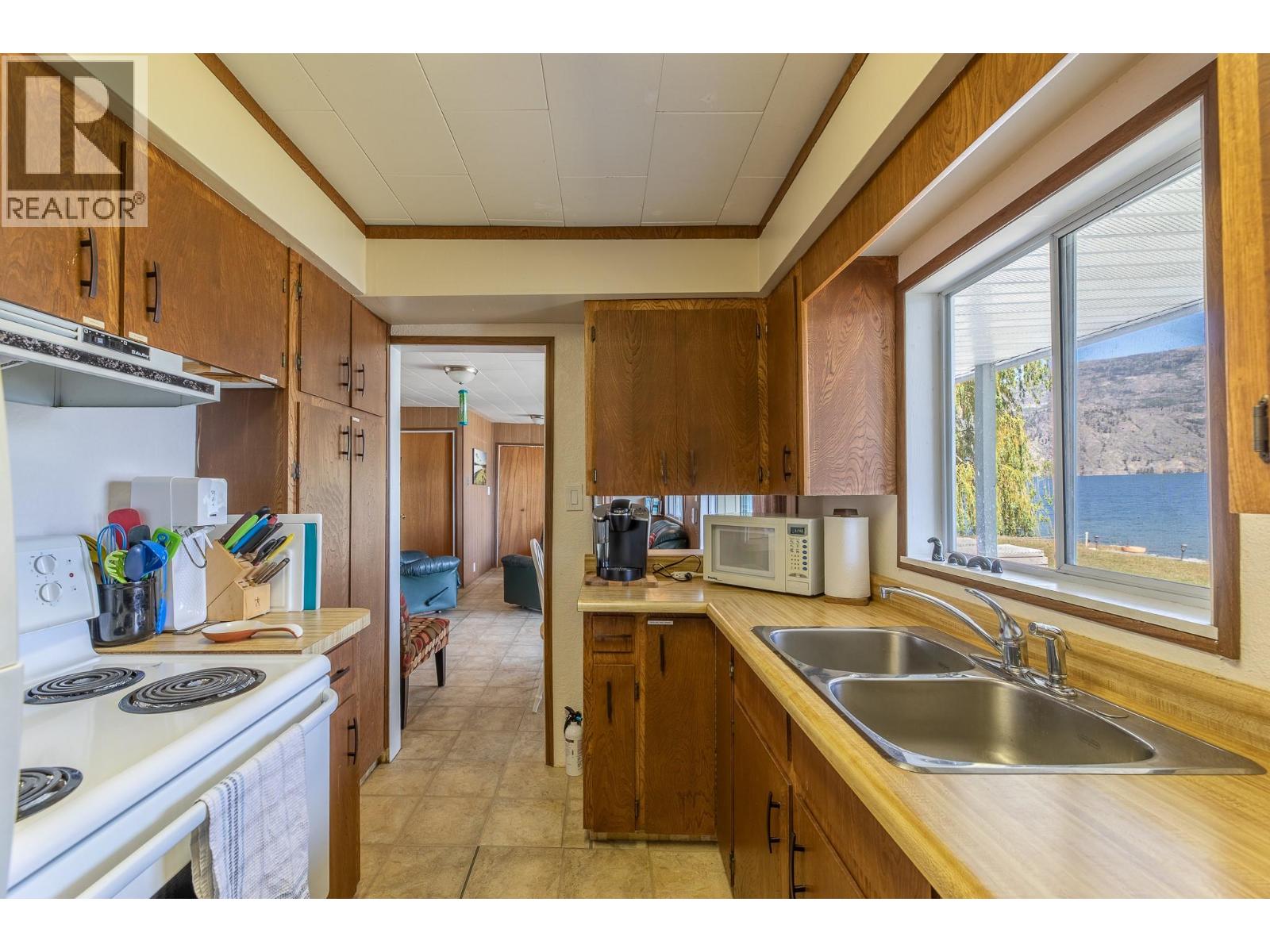 475 North Beach Road, Summerland