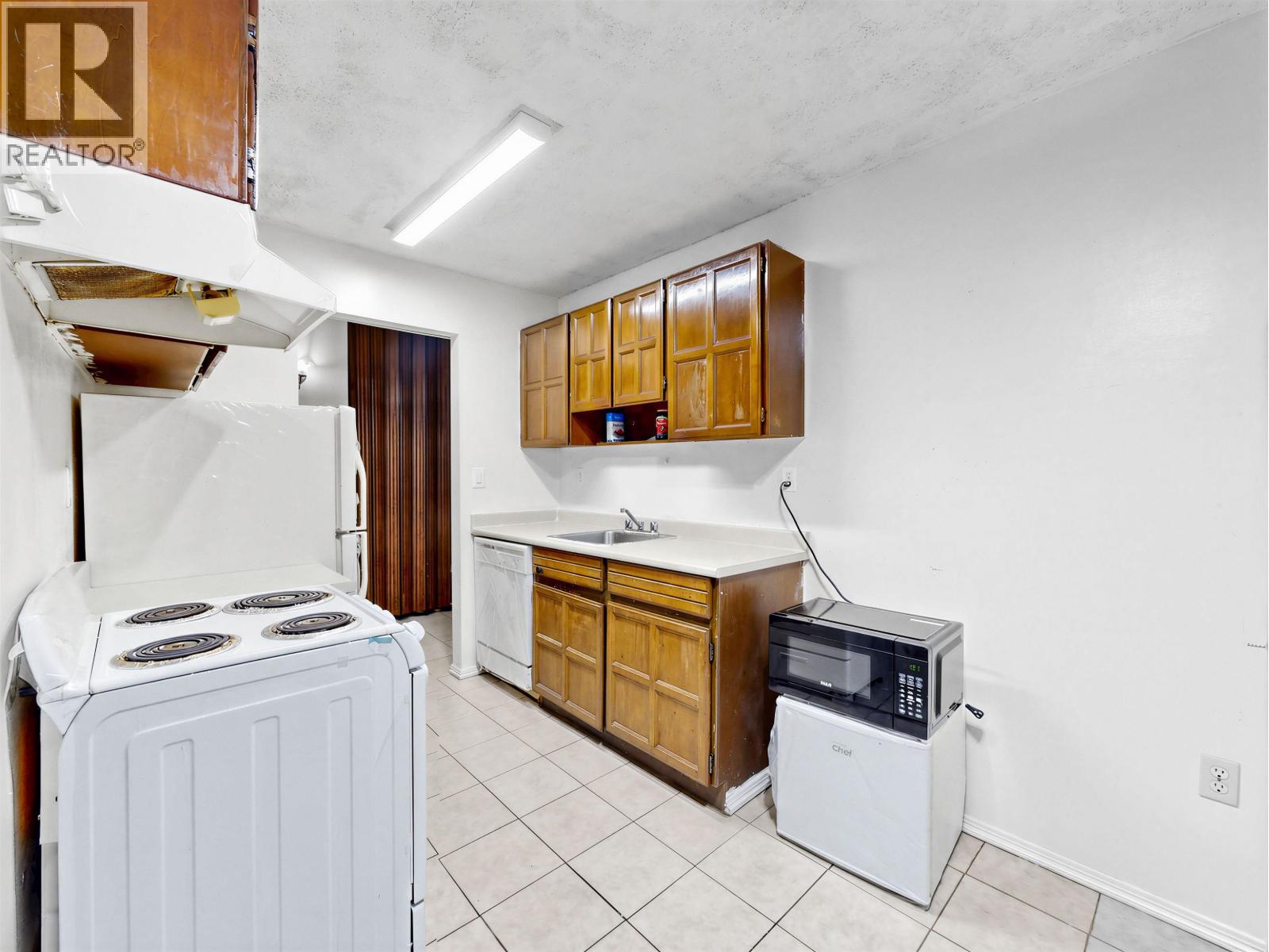 111 588 E 5 STREET — photo 2