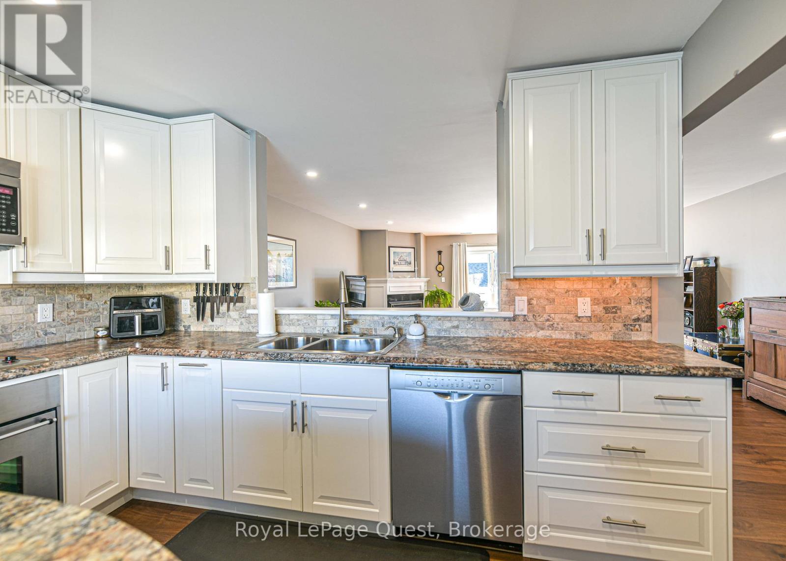#202 585 ATHERLEY ROAD - 9