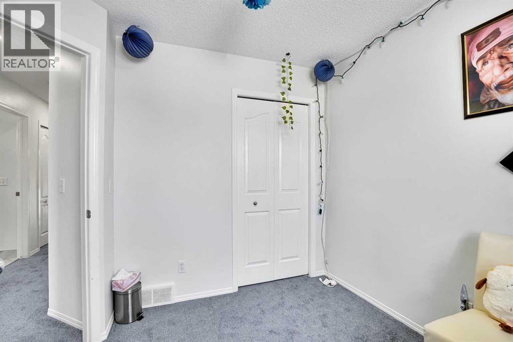 141 Saddlecrest Close NE - 35