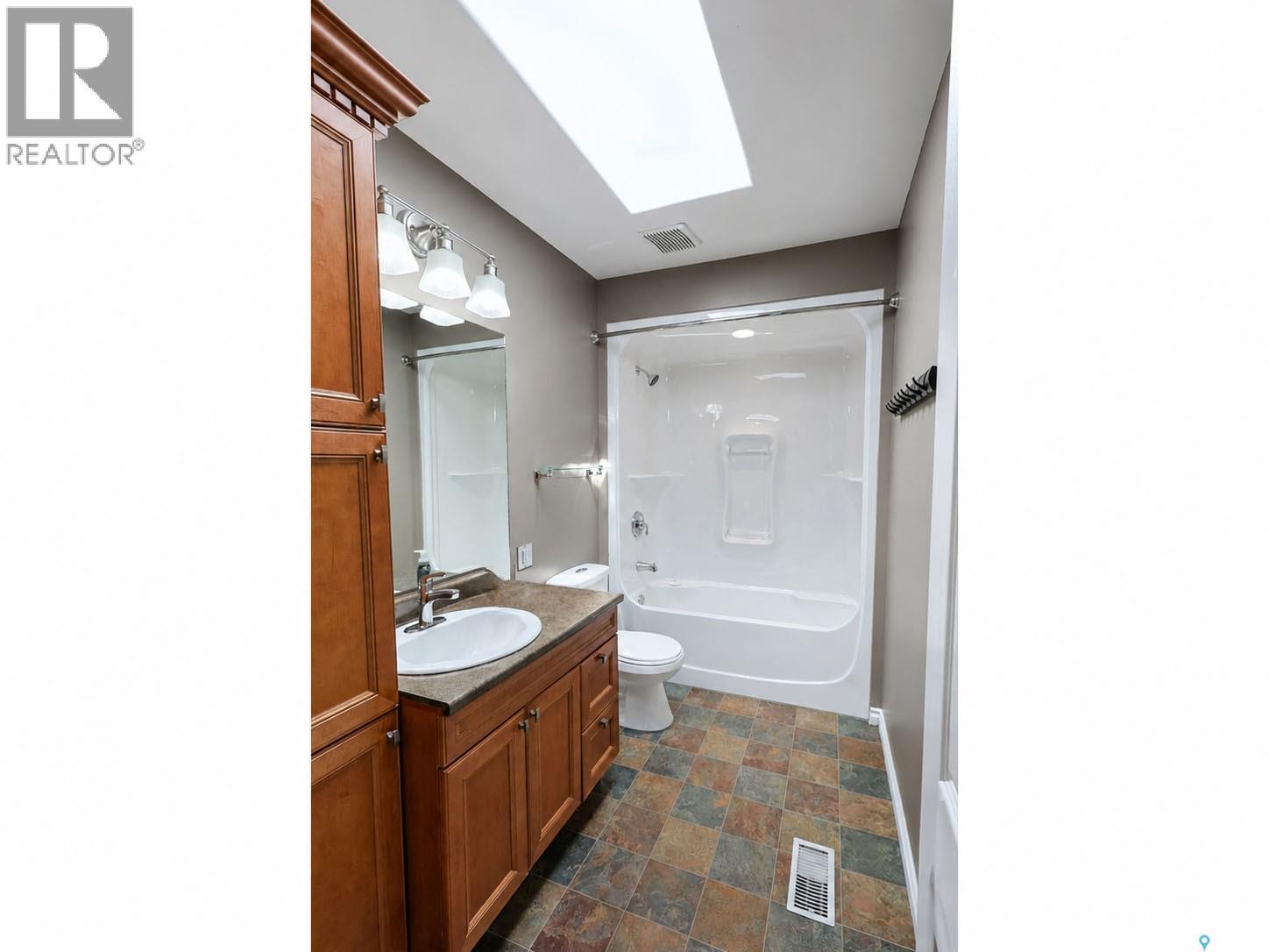2550 MacDonald AVENUE - 18