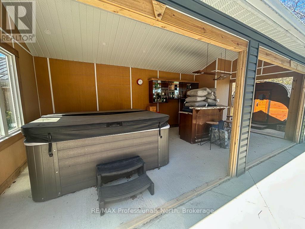 652 ROBEL DRIVE - 24