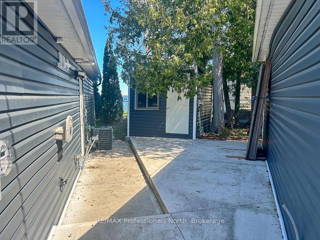 652 ROBEL DRIVE - 32