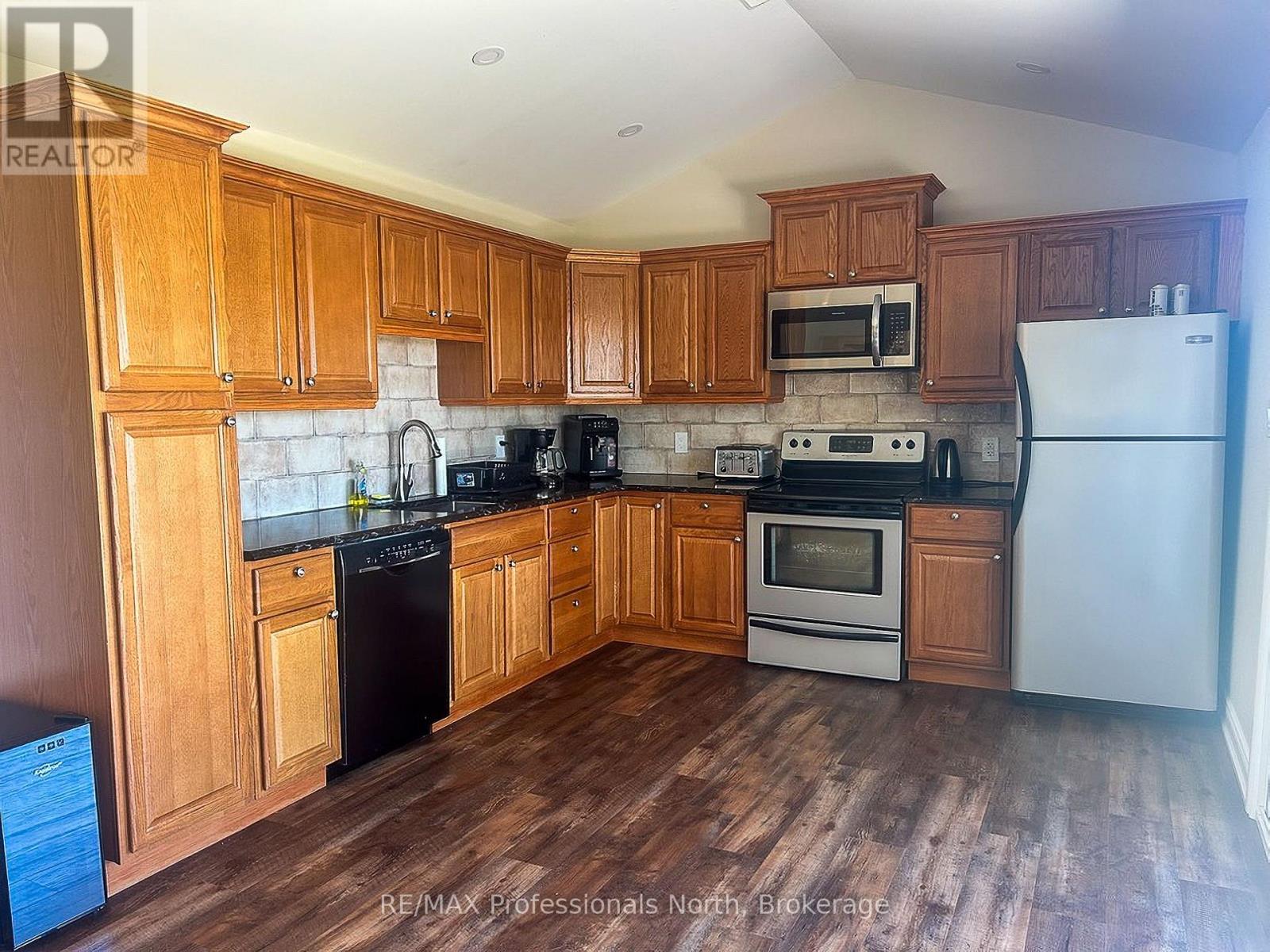 652 ROBEL DRIVE - 6
