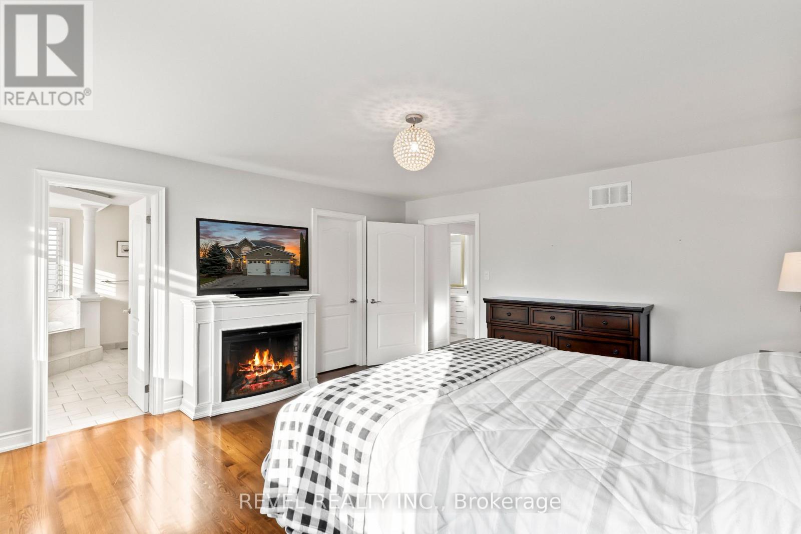 70 APPLEWOOD CRESCENT - 16