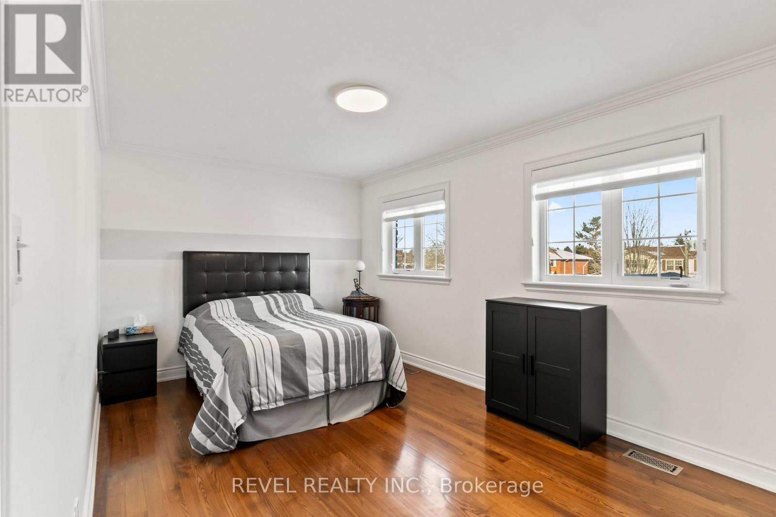 70 APPLEWOOD CRESCENT - 18