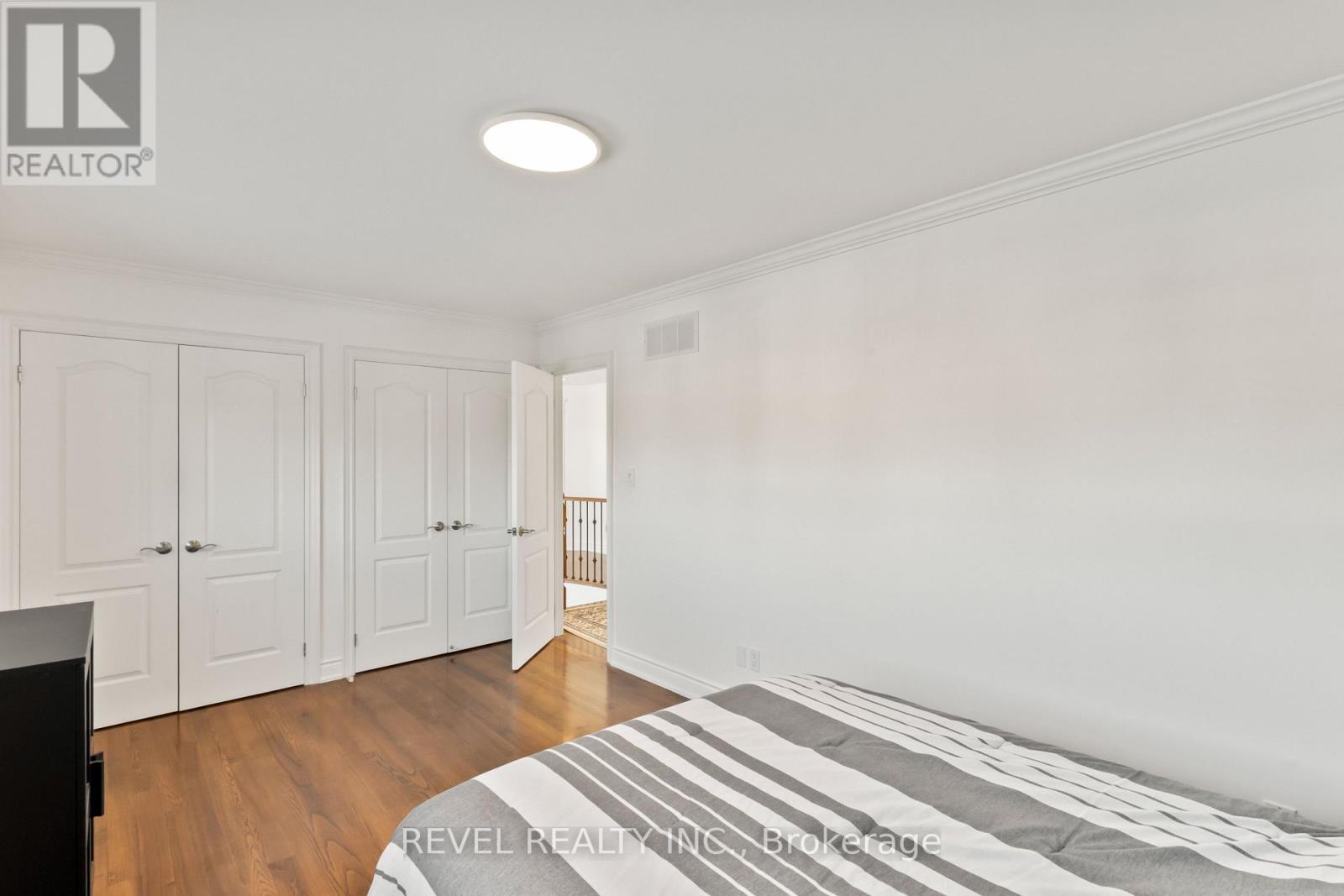 70 APPLEWOOD CRESCENT - 19