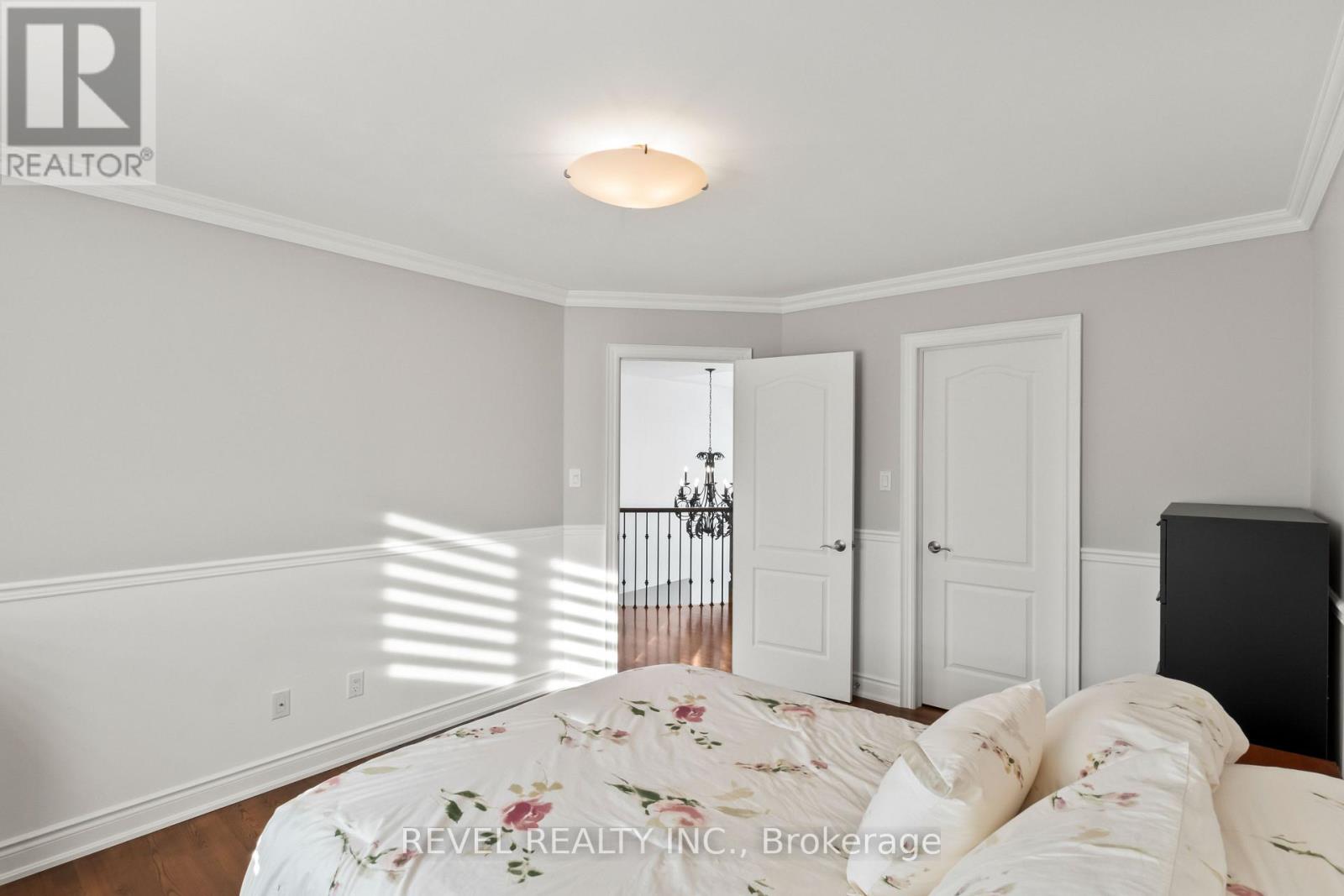 70 APPLEWOOD CRESCENT - 21