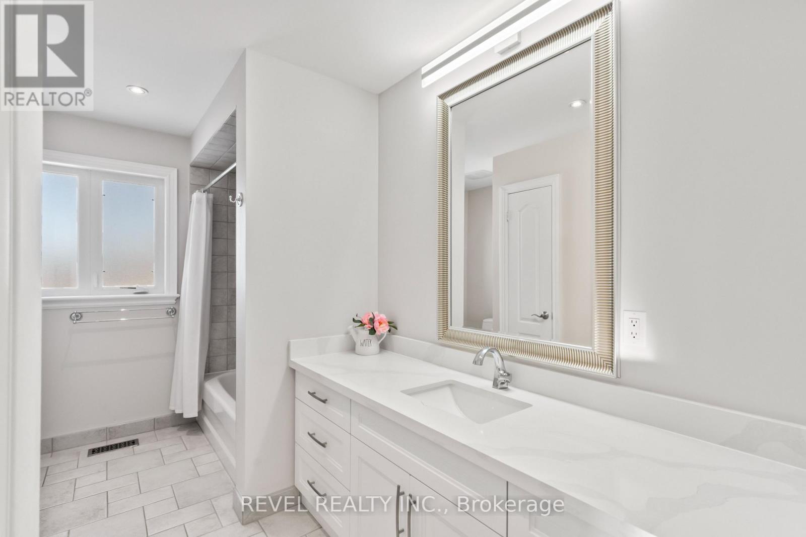 70 APPLEWOOD CRESCENT - 23