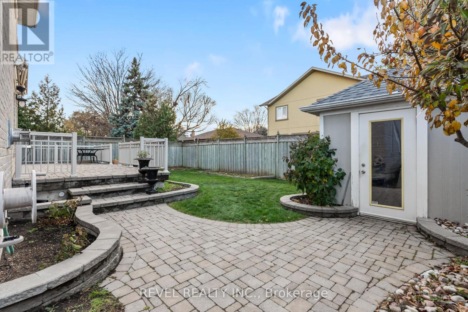 70 APPLEWOOD CRESCENT - 24
