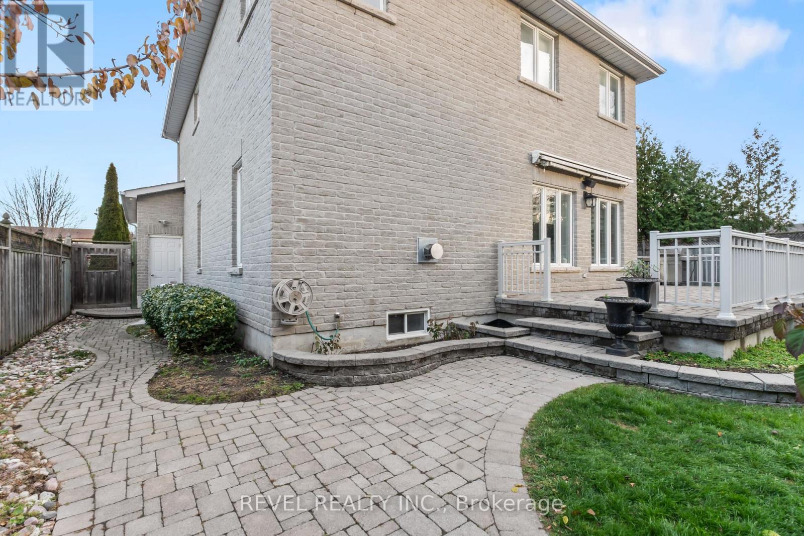 70 APPLEWOOD CRESCENT - 25
