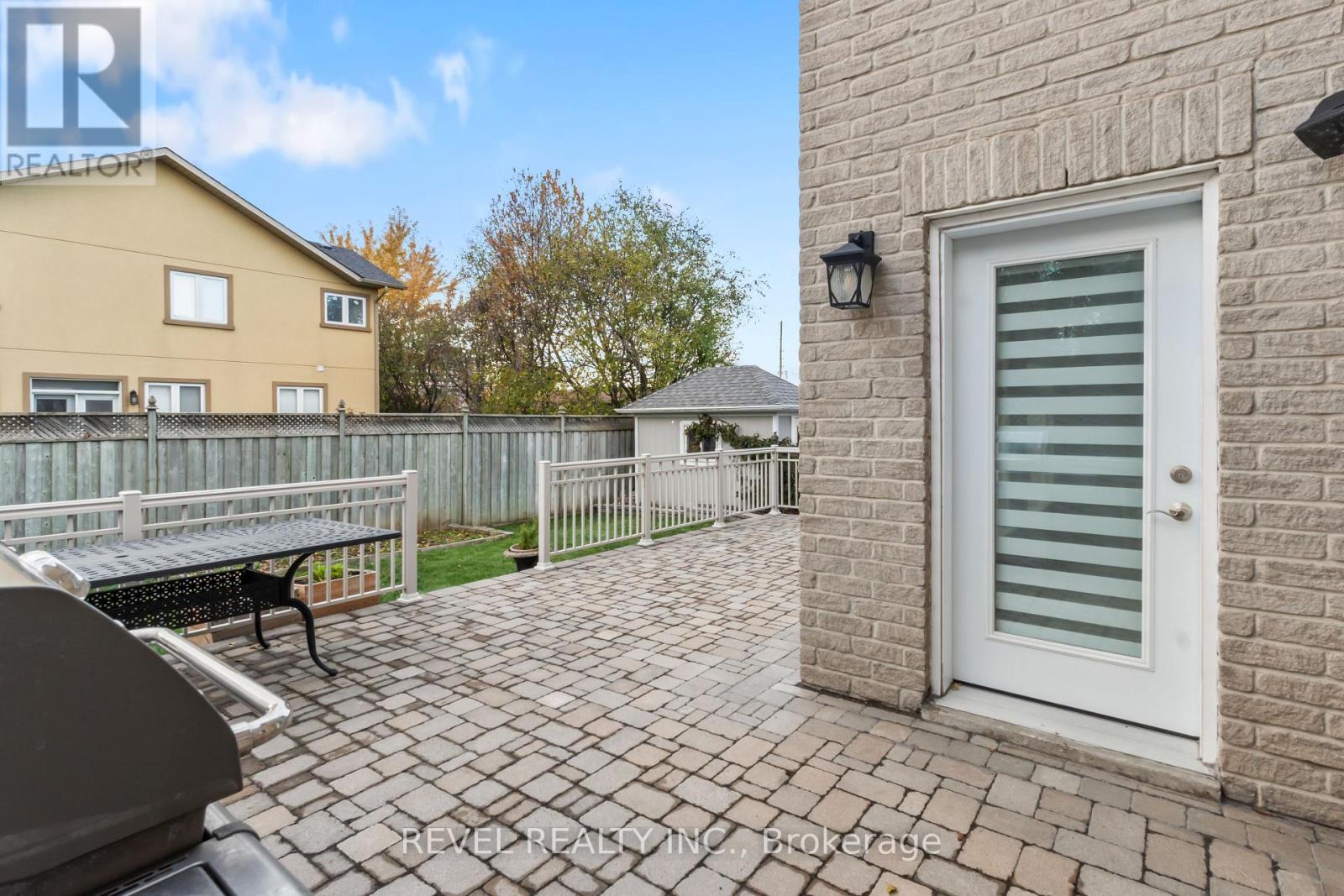 70 APPLEWOOD CRESCENT - 28