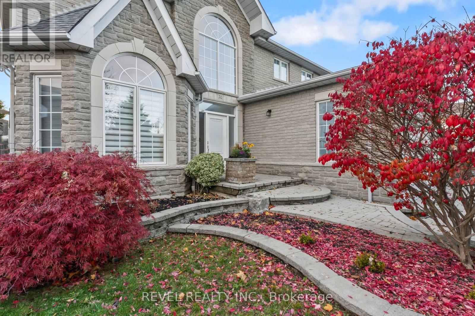 70 APPLEWOOD CRESCENT - 3