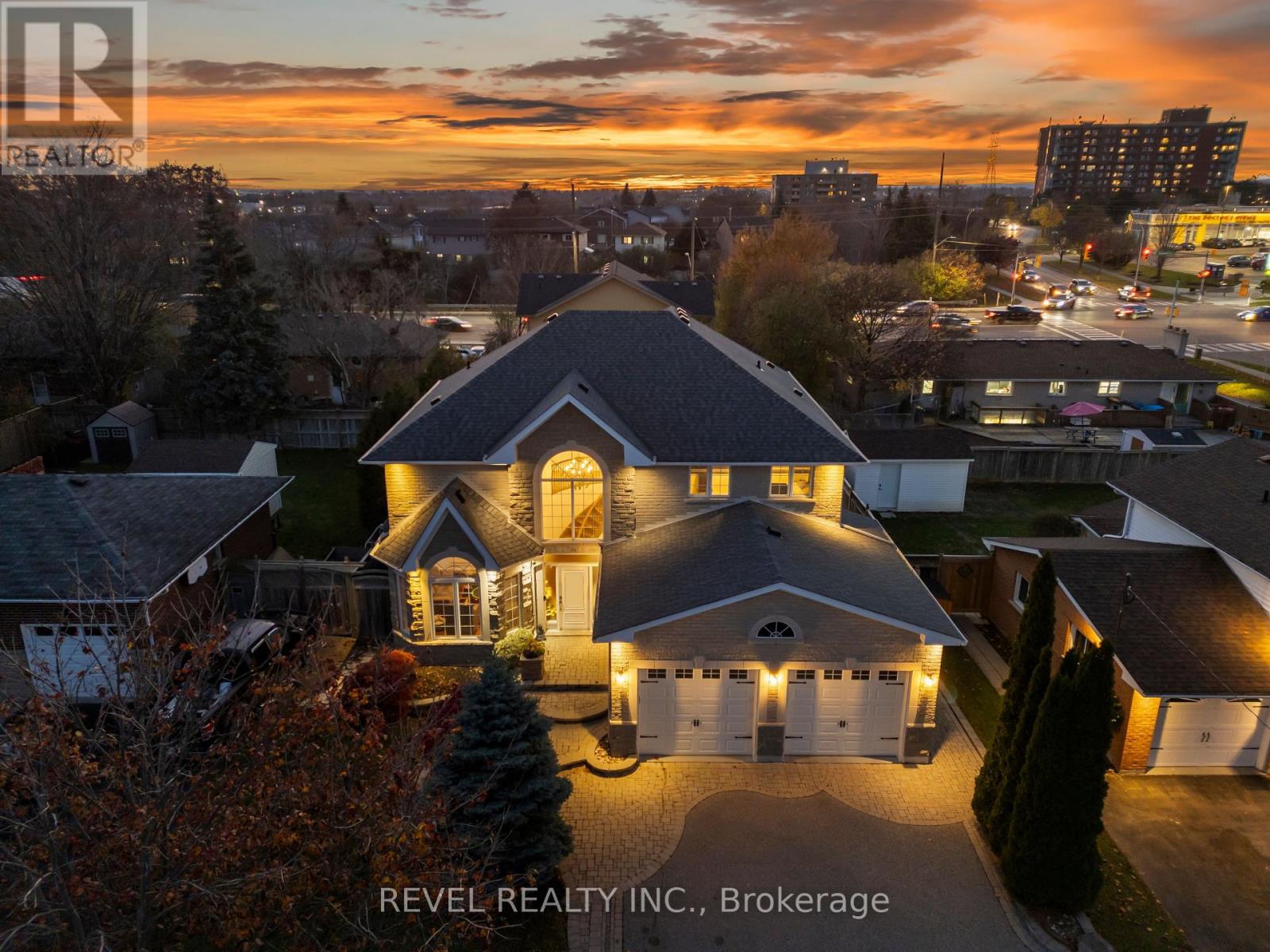 70 APPLEWOOD CRESCENT - 31