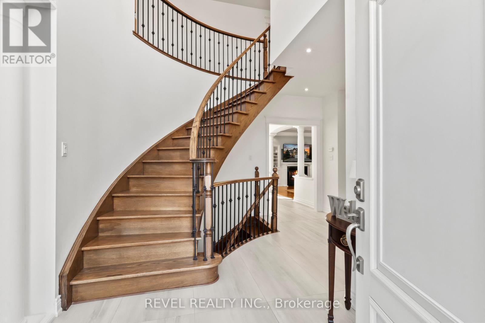 70 APPLEWOOD CRESCENT - 4