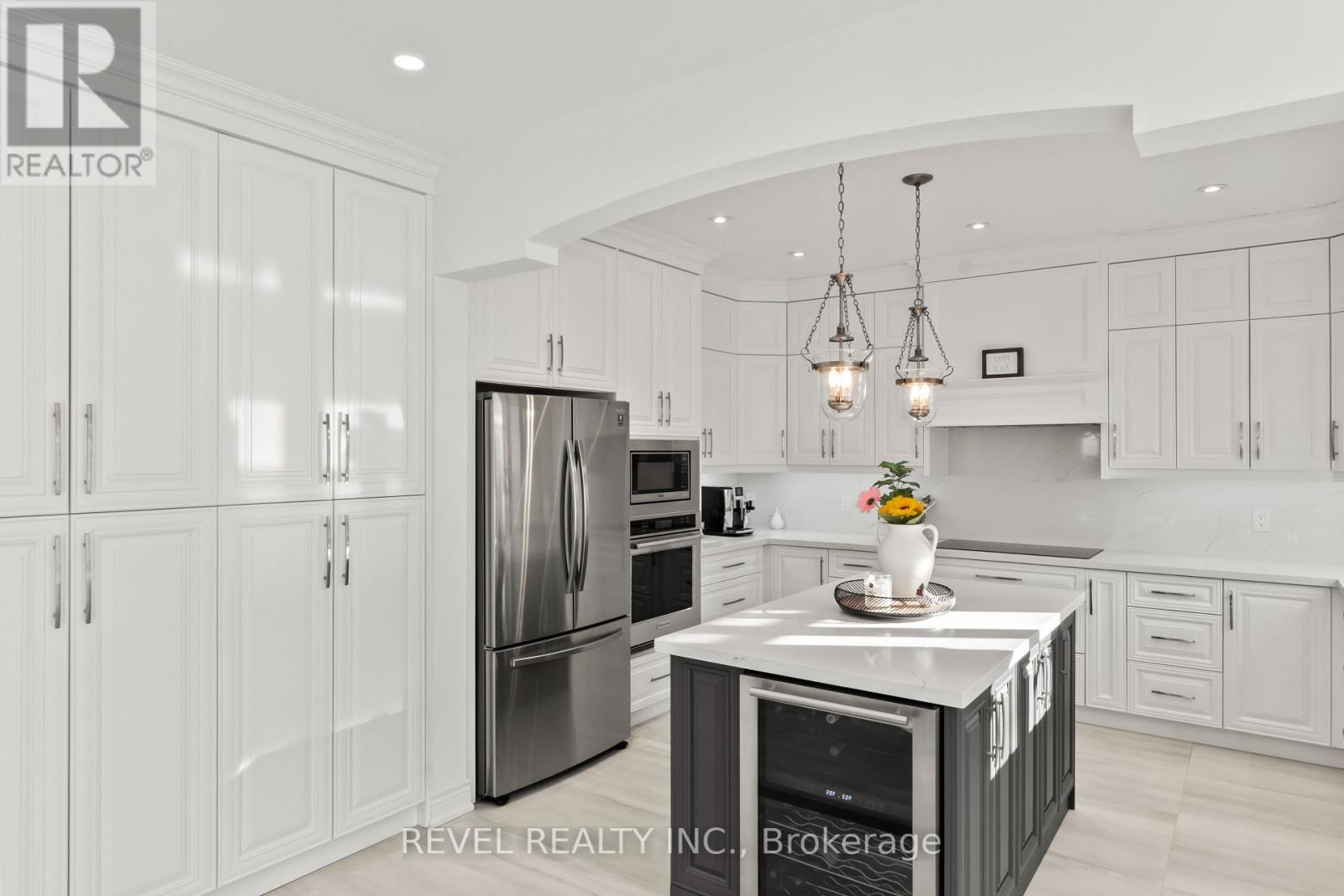 70 APPLEWOOD CRESCENT - 8