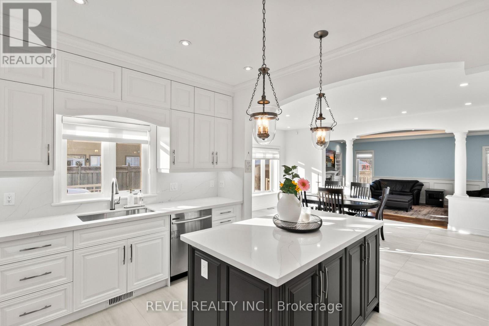 70 APPLEWOOD CRESCENT - 9