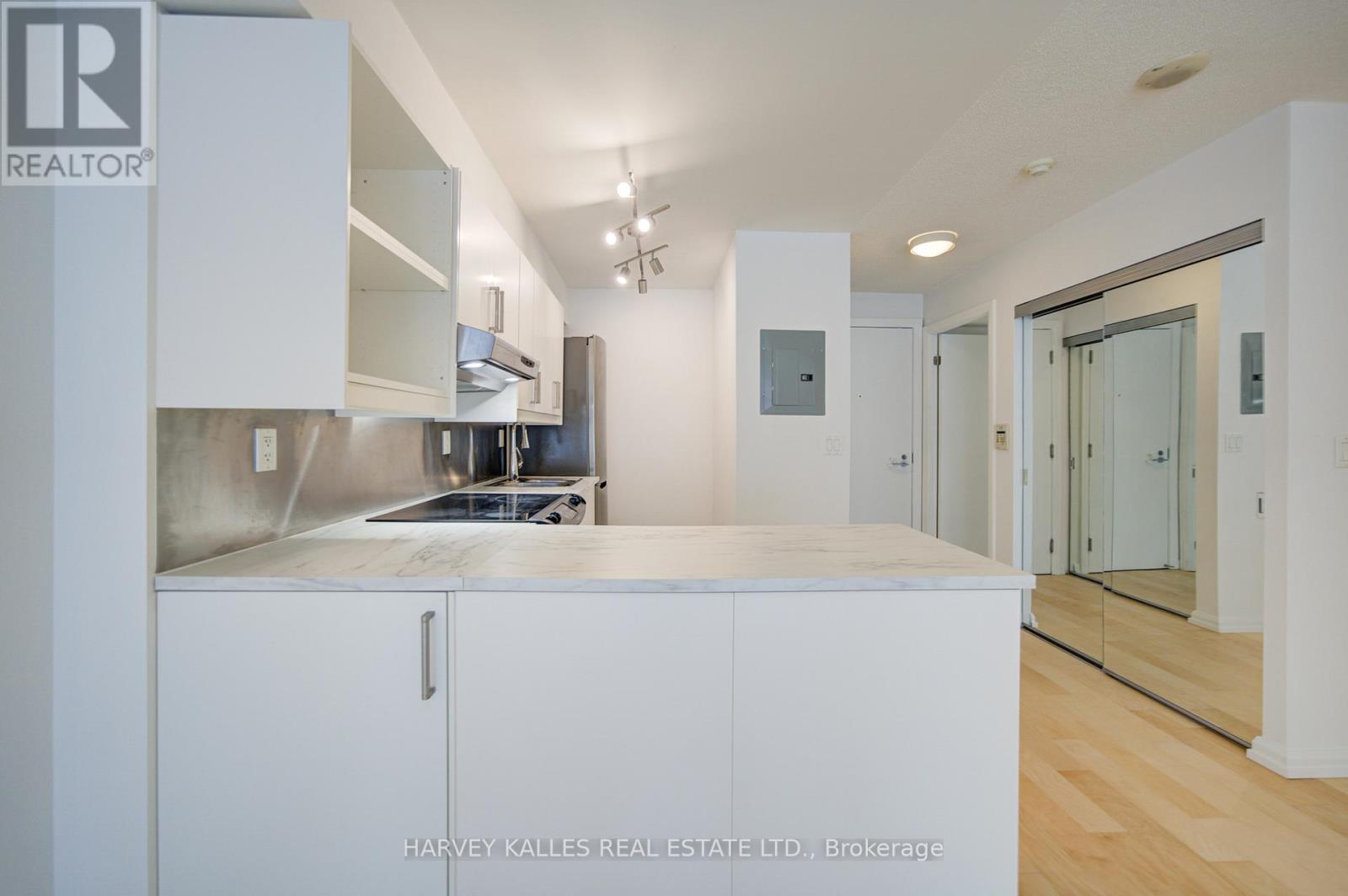 #717 111 ELIZABETH STREET - 17