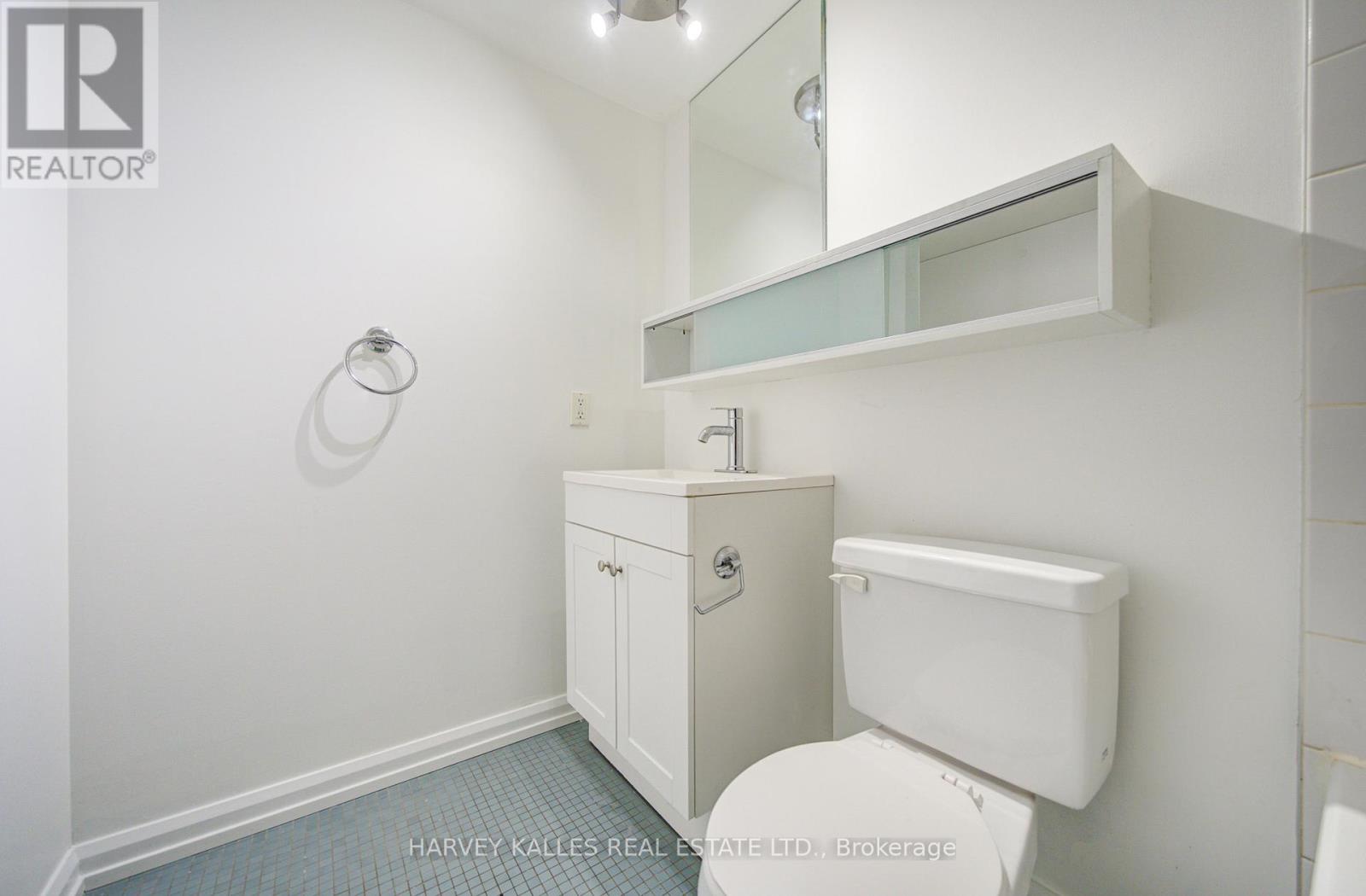 #717 111 ELIZABETH STREET - 35