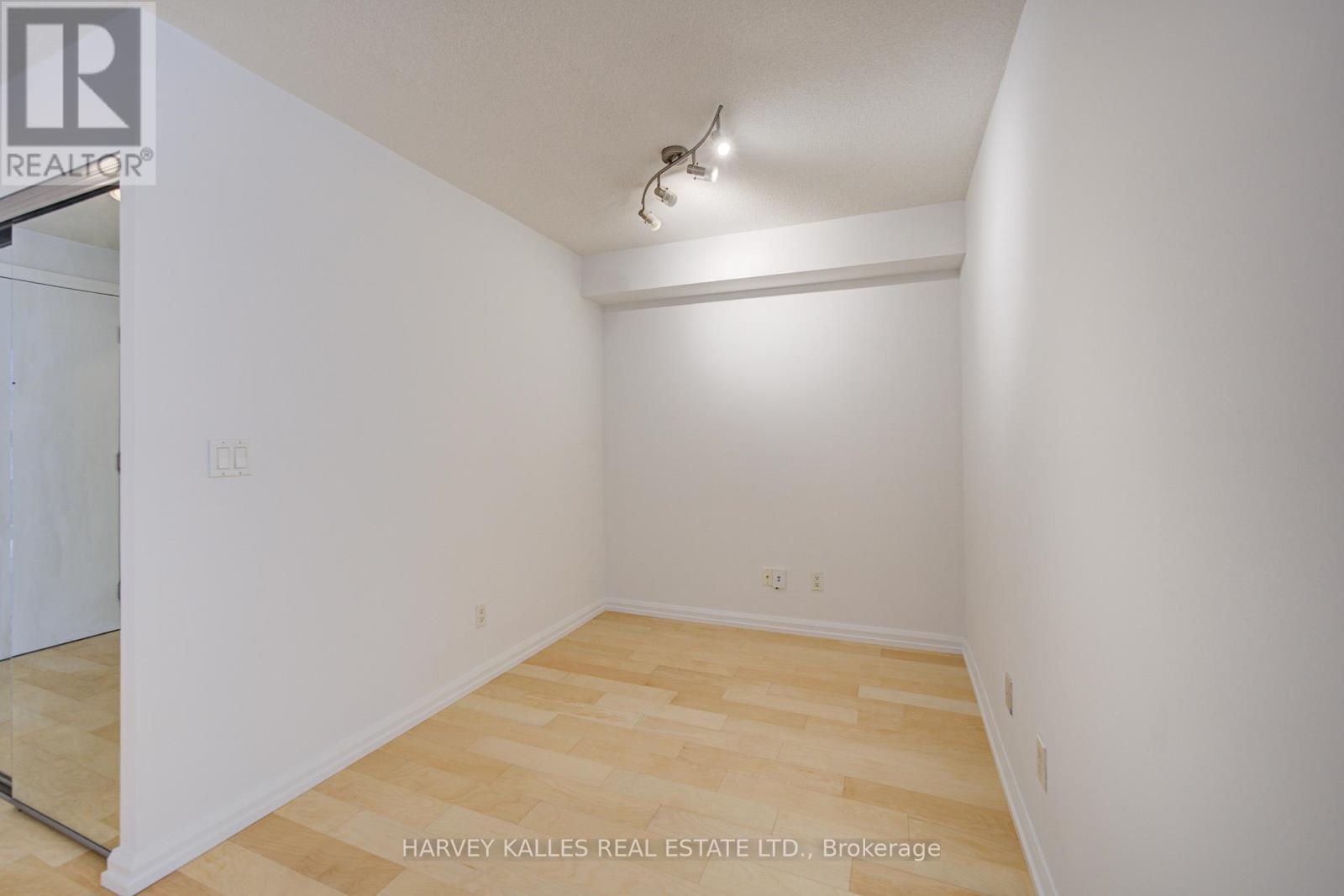 #717 111 ELIZABETH STREET - 22