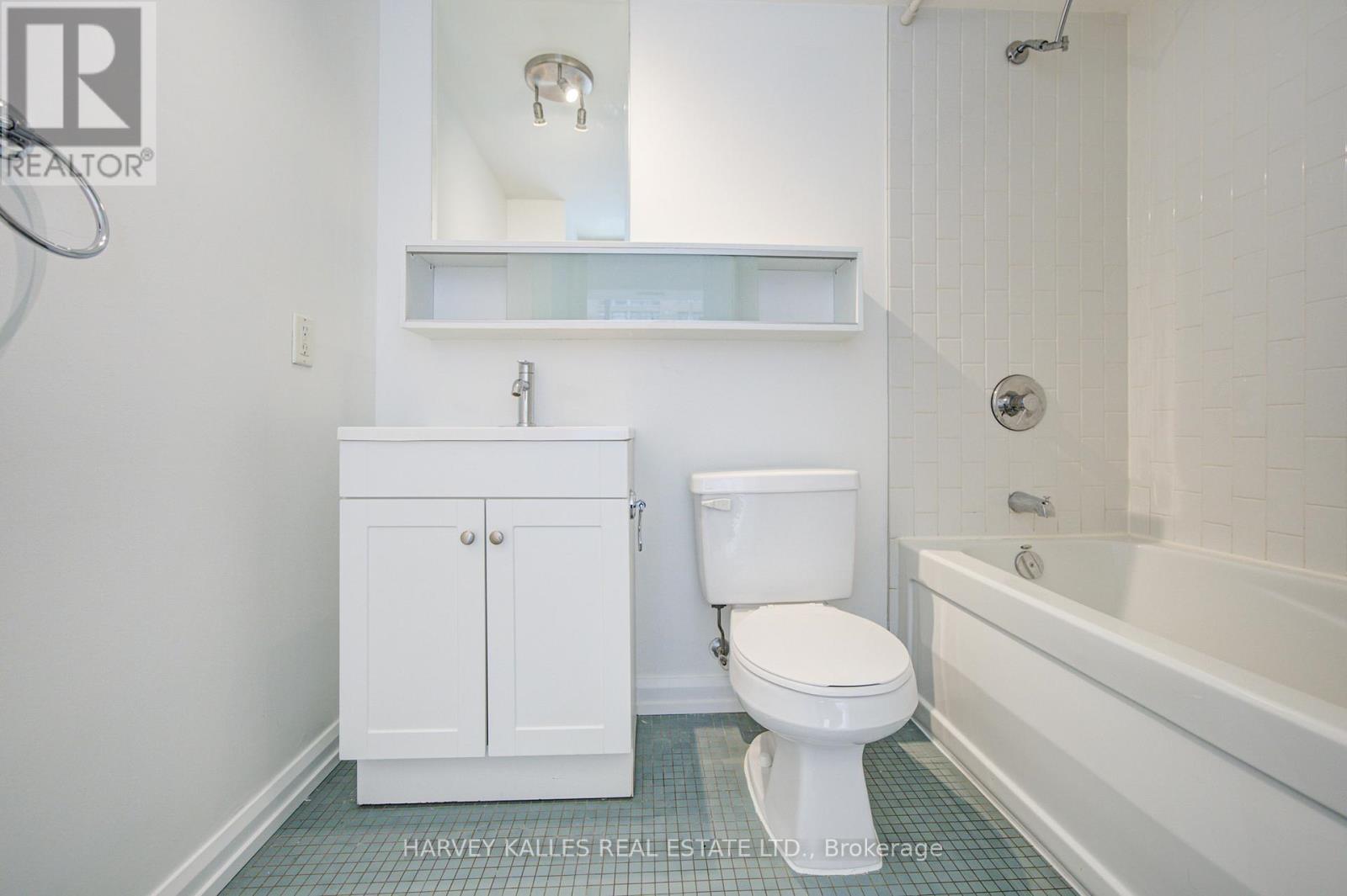 #717 111 ELIZABETH STREET - 33
