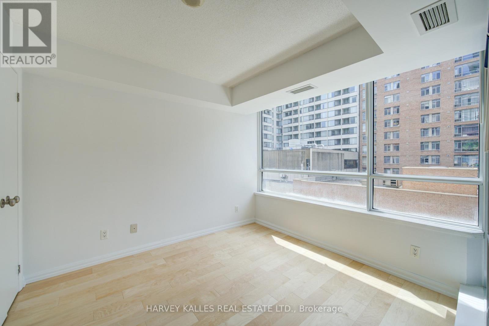 #717 111 ELIZABETH STREET - 28
