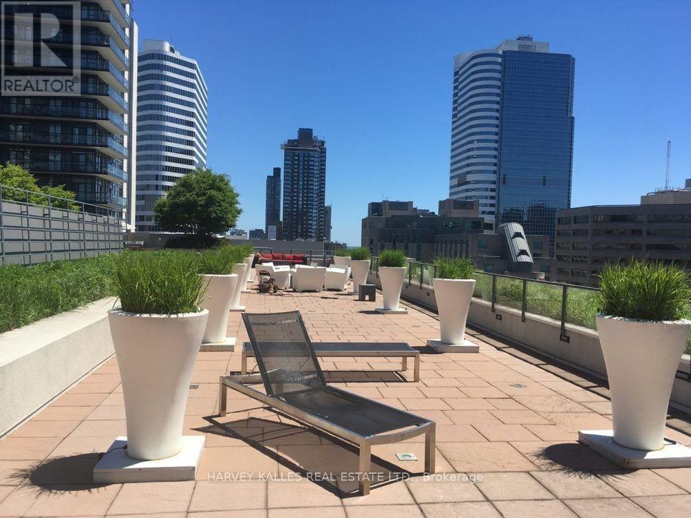 #717 111 ELIZABETH STREET - 43