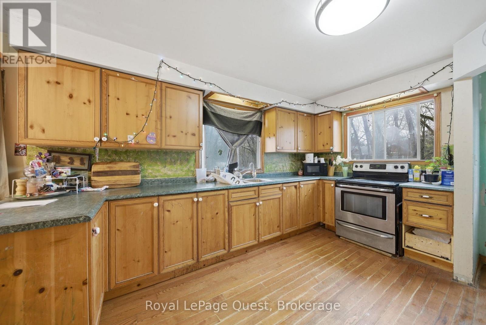 7476 ASH CRESCENT - 8